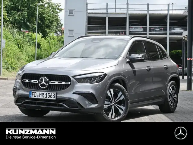 Mercedes-Benz GLA 180 Progressive Distronic Easy Pack 360° AHK