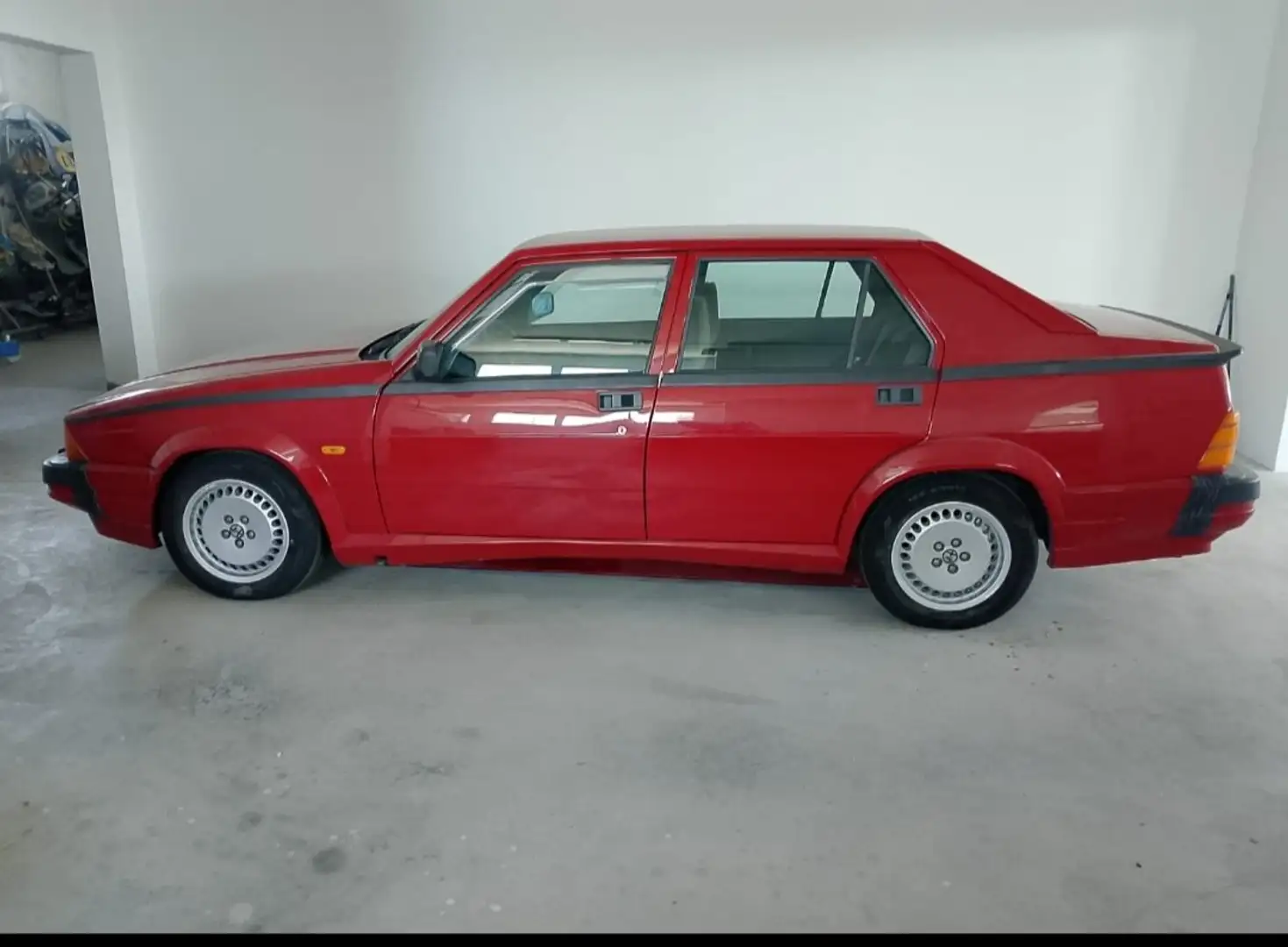 Alfa Romeo 75 Turbo América Rood - 2