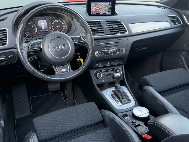 Audi Q3 view 3