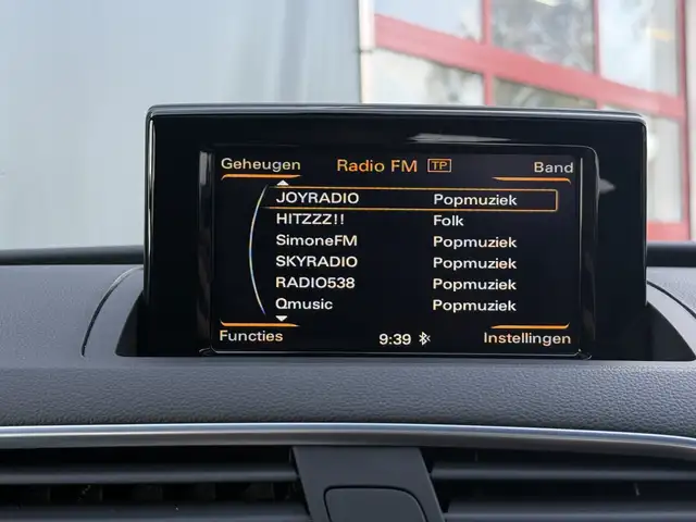 Audi Q3 view 22