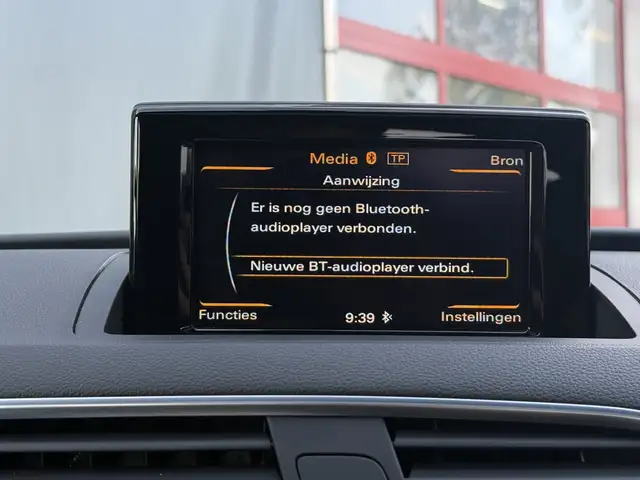 Audi Q3 view 21