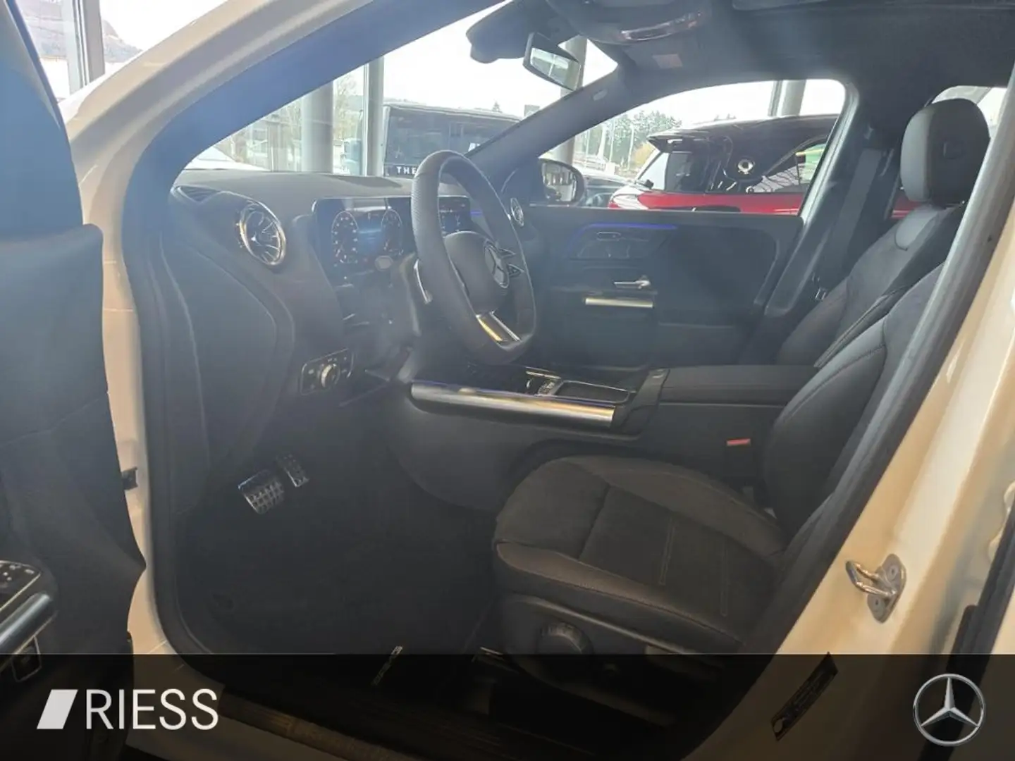 Mercedes-Benz GLA 200 360 AHK AUT DynLicht Fernlichtass. Kam. Weiß - 2