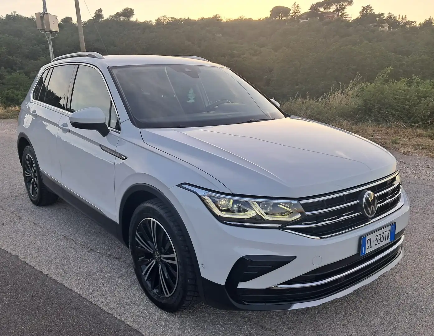 Volkswagen Tiguan Tiguan II 2022 SCR DSG R-Line 150cv (Iva esposta) Bianco - 1