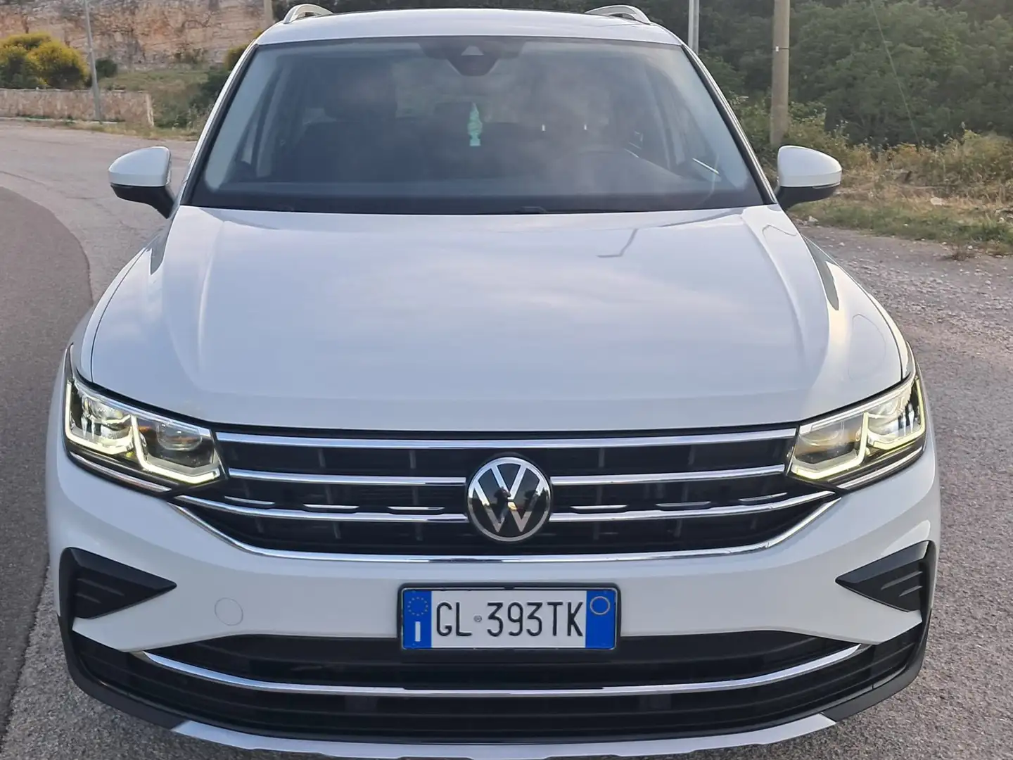 Volkswagen Tiguan Tiguan II 2022 SCR DSG R-Line 150cv (Iva esposta) Bianco - 2
