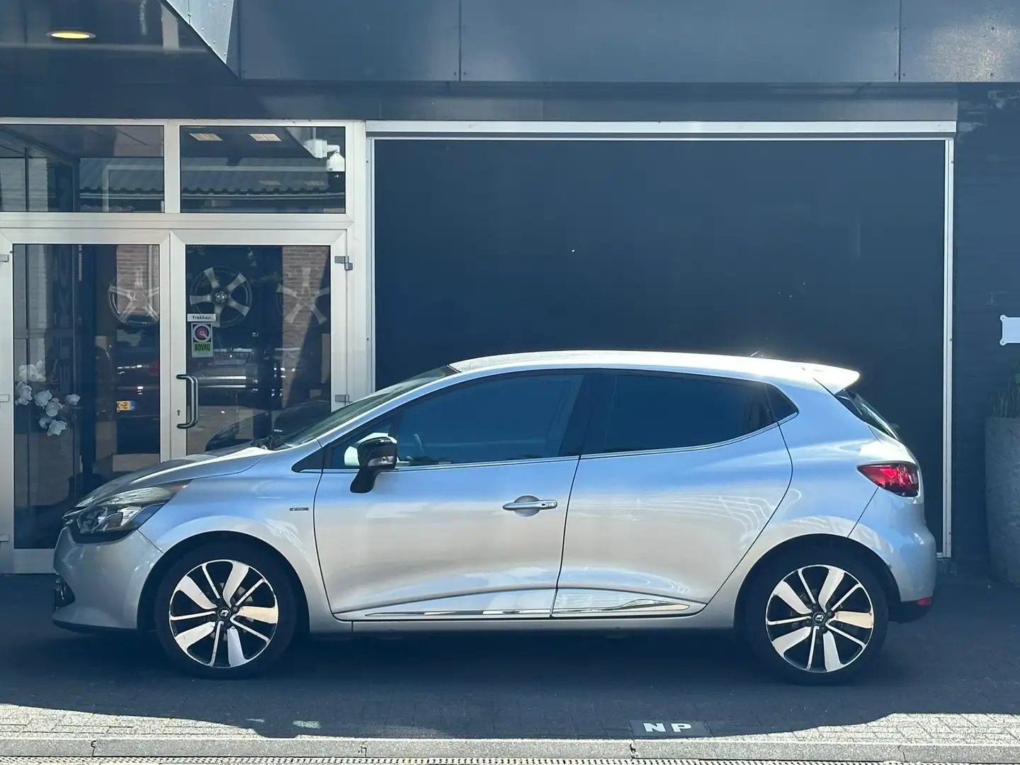 Renault Clio 0.9 TCe Iconic LEER / AIRCO / BLUETOOTH / STOELVER Grijs - 2