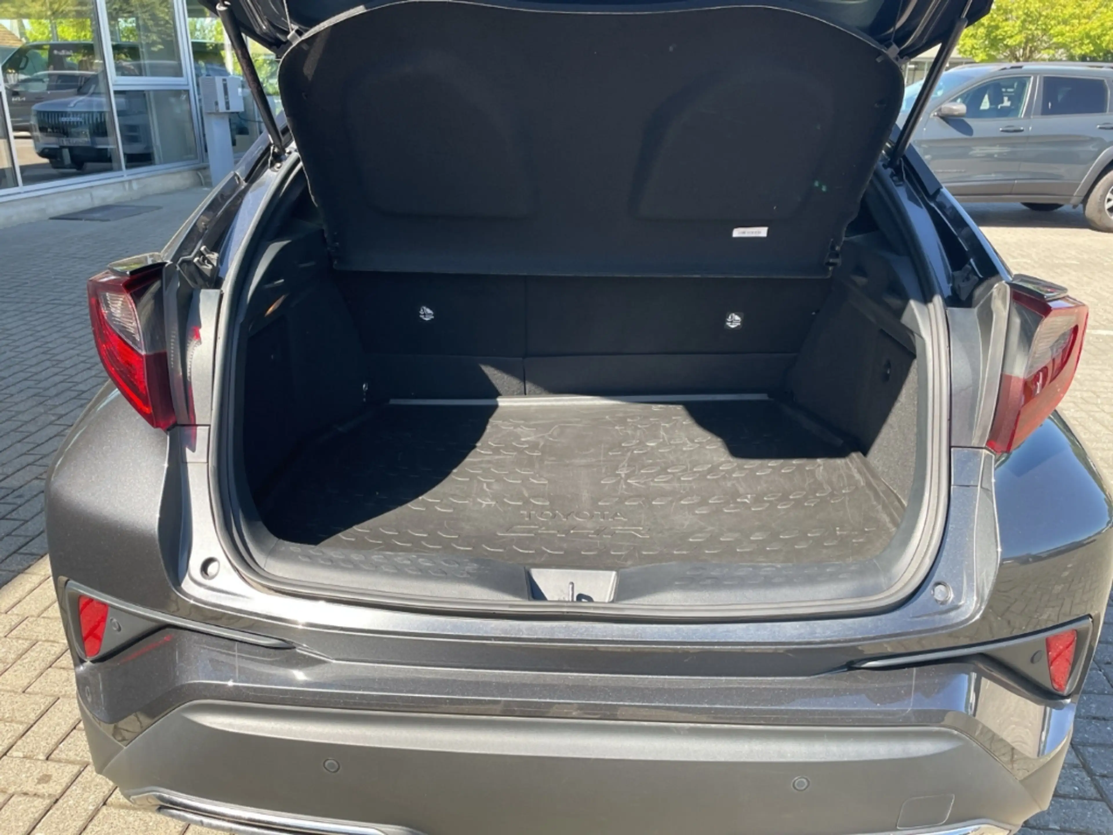 Toyota C-HR Hybrid Team D Navi LED Apple CarPlay Android Auto — photo 7