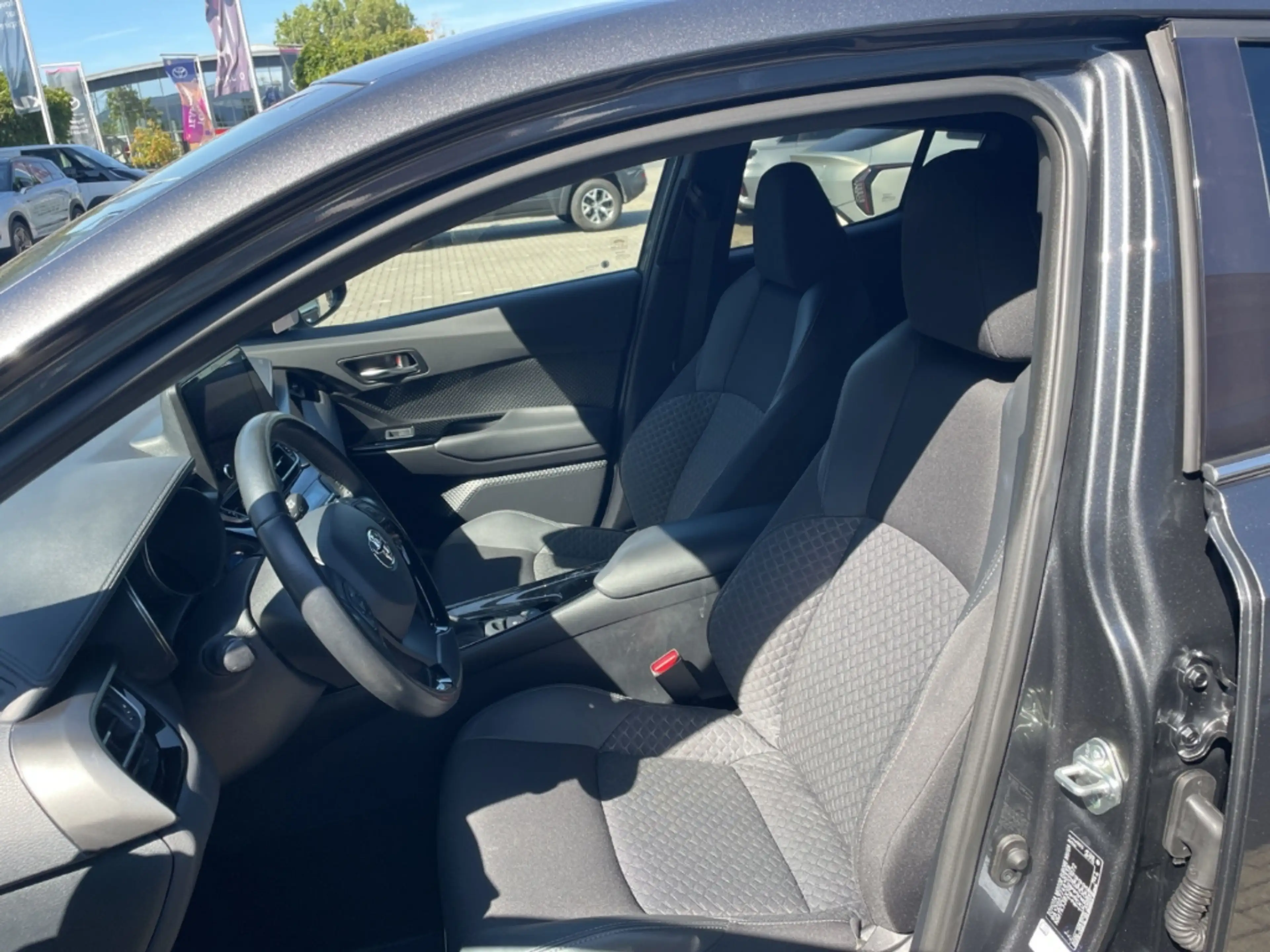 Toyota C-HR Hybrid Team D Navi LED Apple CarPlay Android Auto — photo 8