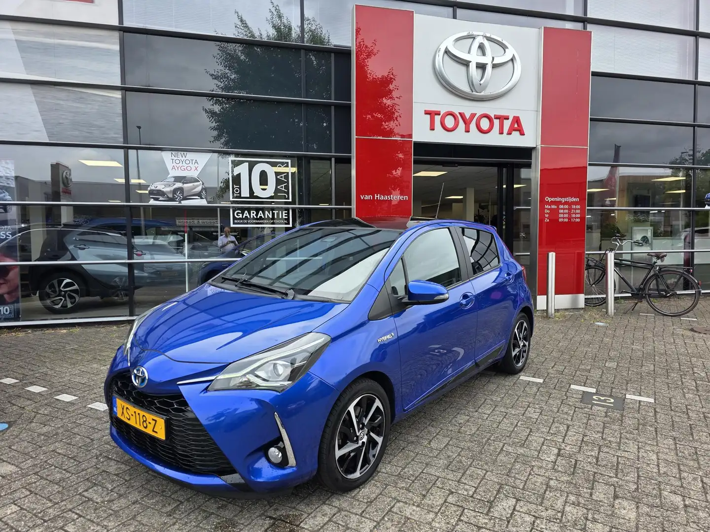 Toyota Yaris 1.5 Hybrid 100pk 5D CVT Executive Blauw - 1