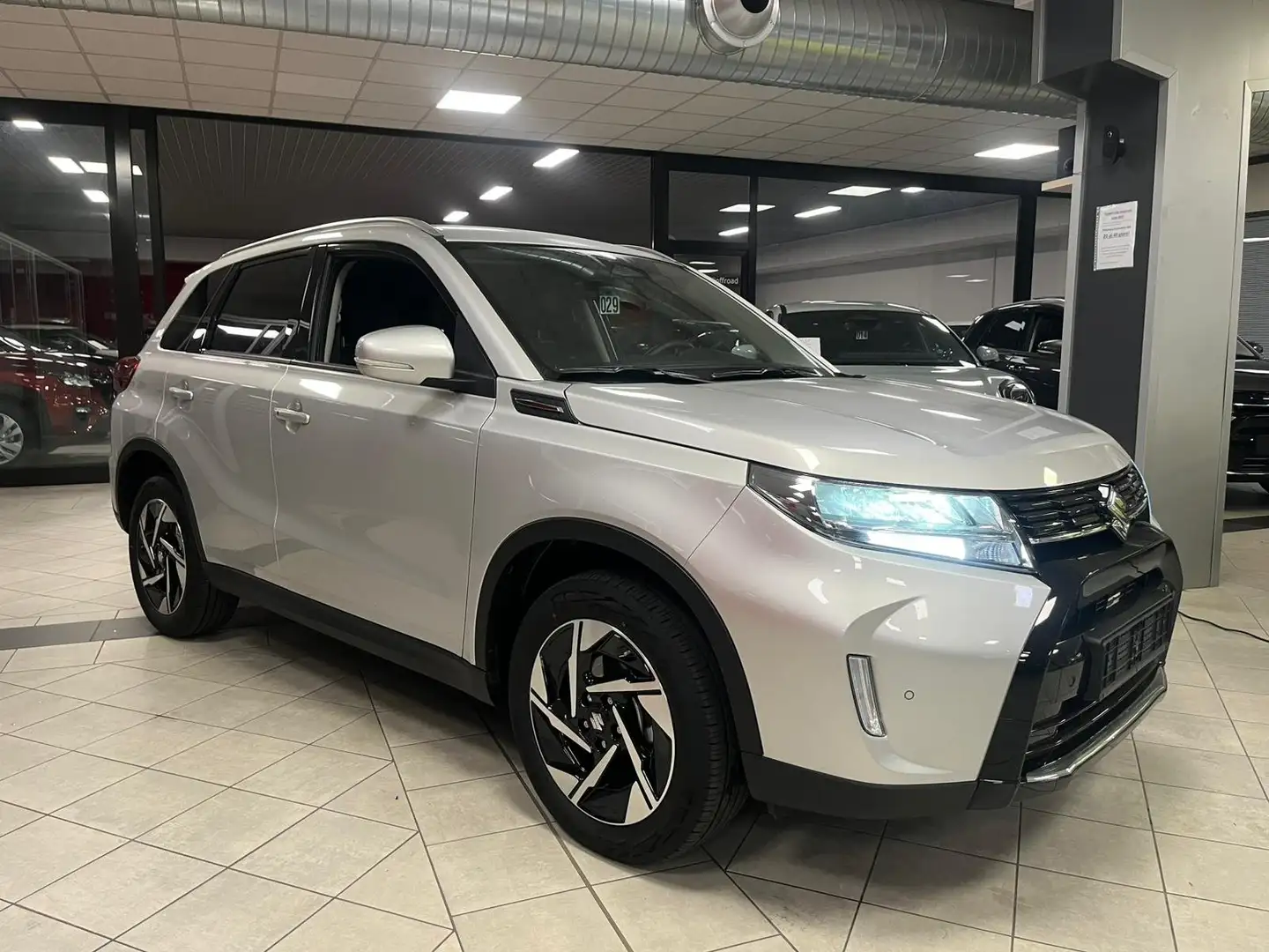 Suzuki Vitara 1.5 fullhyb top+ 4wd auto risparmio 8500€ Argento - 2