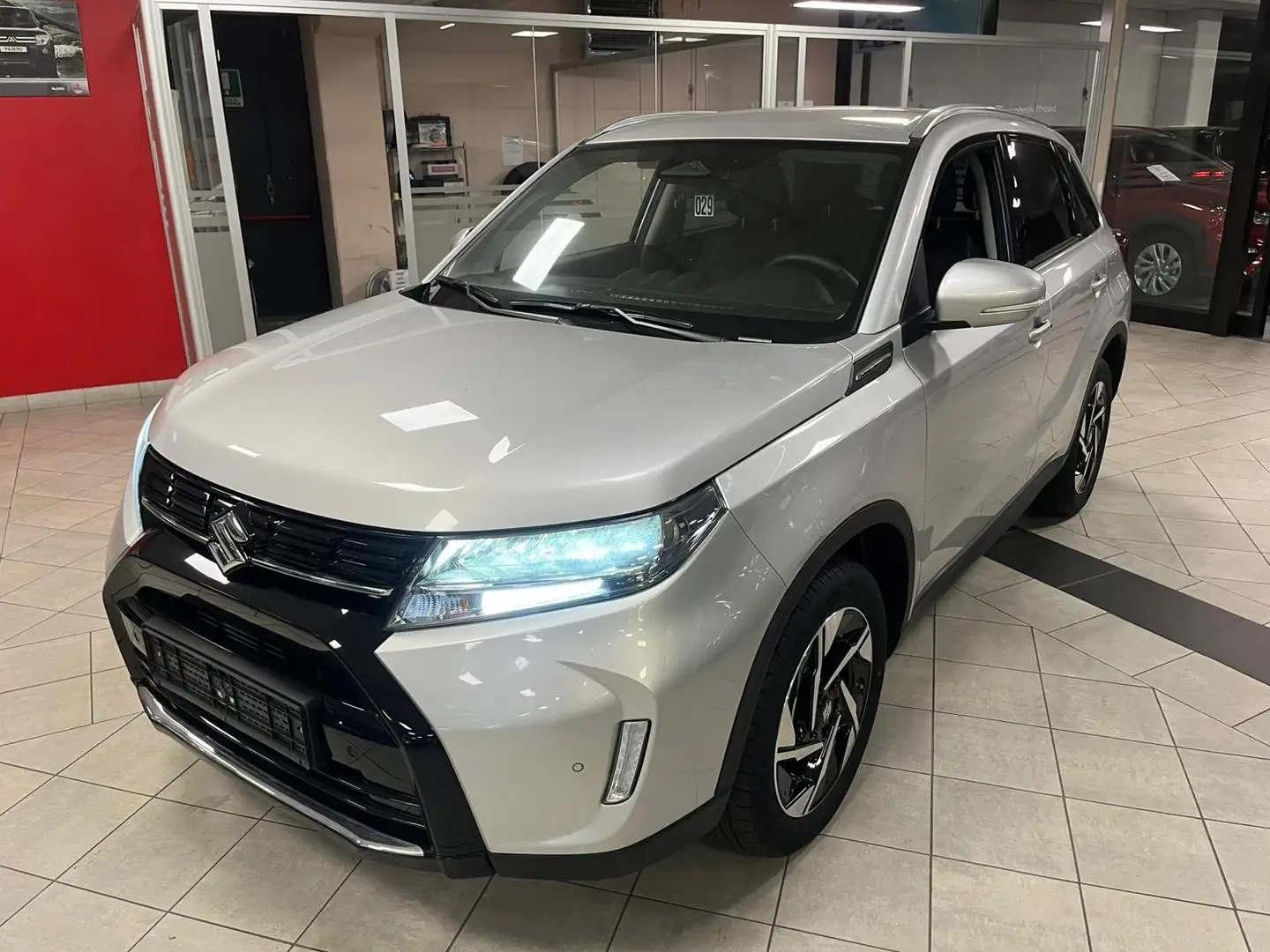 Suzuki Vitara 1.5 fullhyb top+ 4wd auto risparmio 8500€ Argento - 1