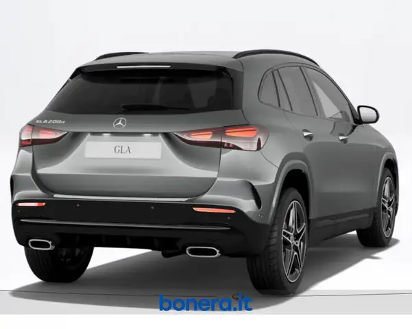 Mercedes-Benz GLA view 3