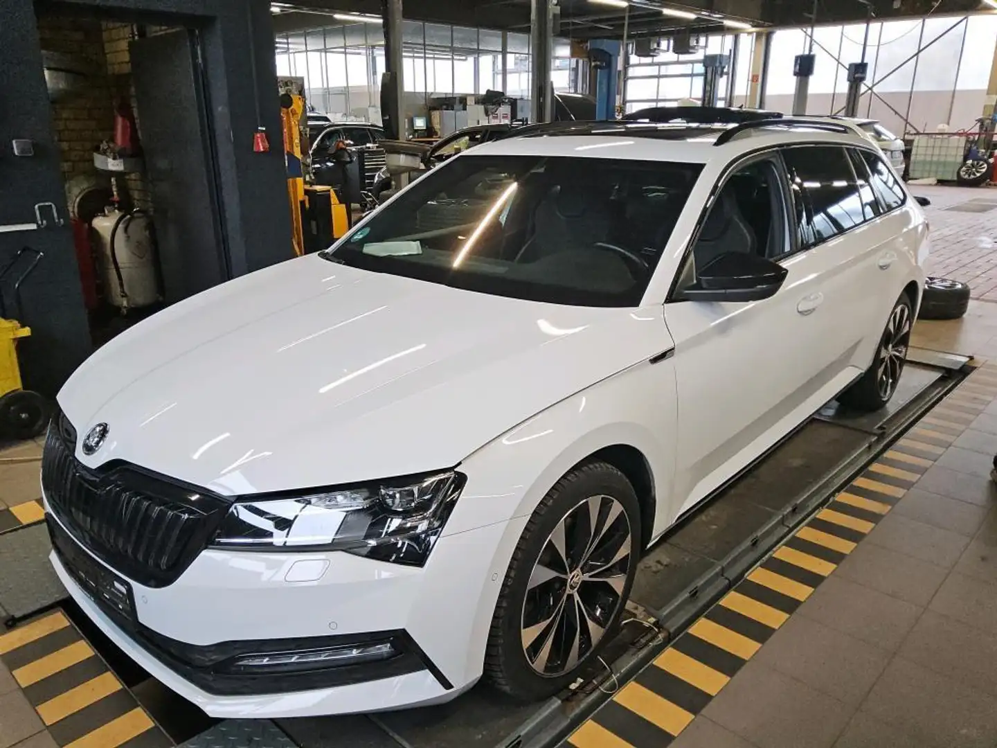 Skoda Superb COMBI iV SPORTLINE ACC/PANO/CANTON/360° Weiß - 1