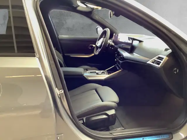 BMW 3 Series view 11