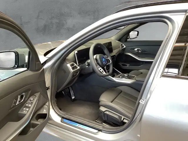 BMW 3 Series view 8