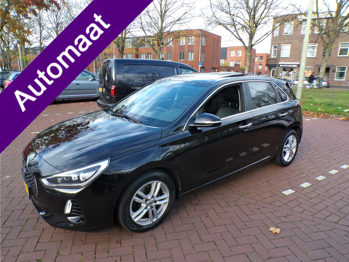 Hyundai i30 1.4 T-GDI Premium AUTOMAAT PANORAMADAK APPLE CARPL Zwart - 1