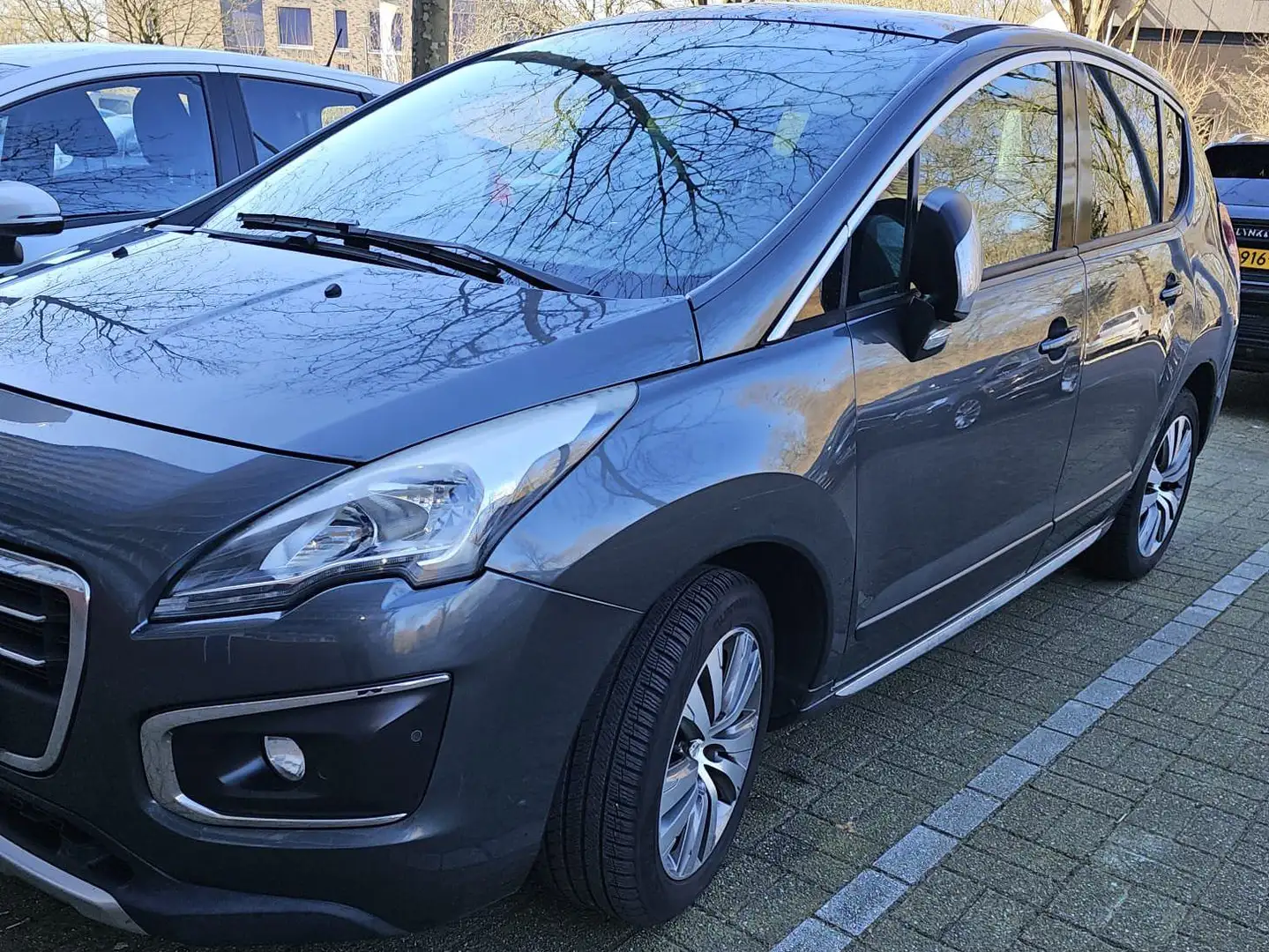 Peugeot 3008 1.2 PureT. BL Exec. Grijs - 1