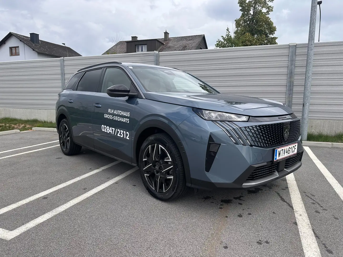 Peugeot 5008 mHEV 136 e-DCS6 Allure Aut. Blau - 1