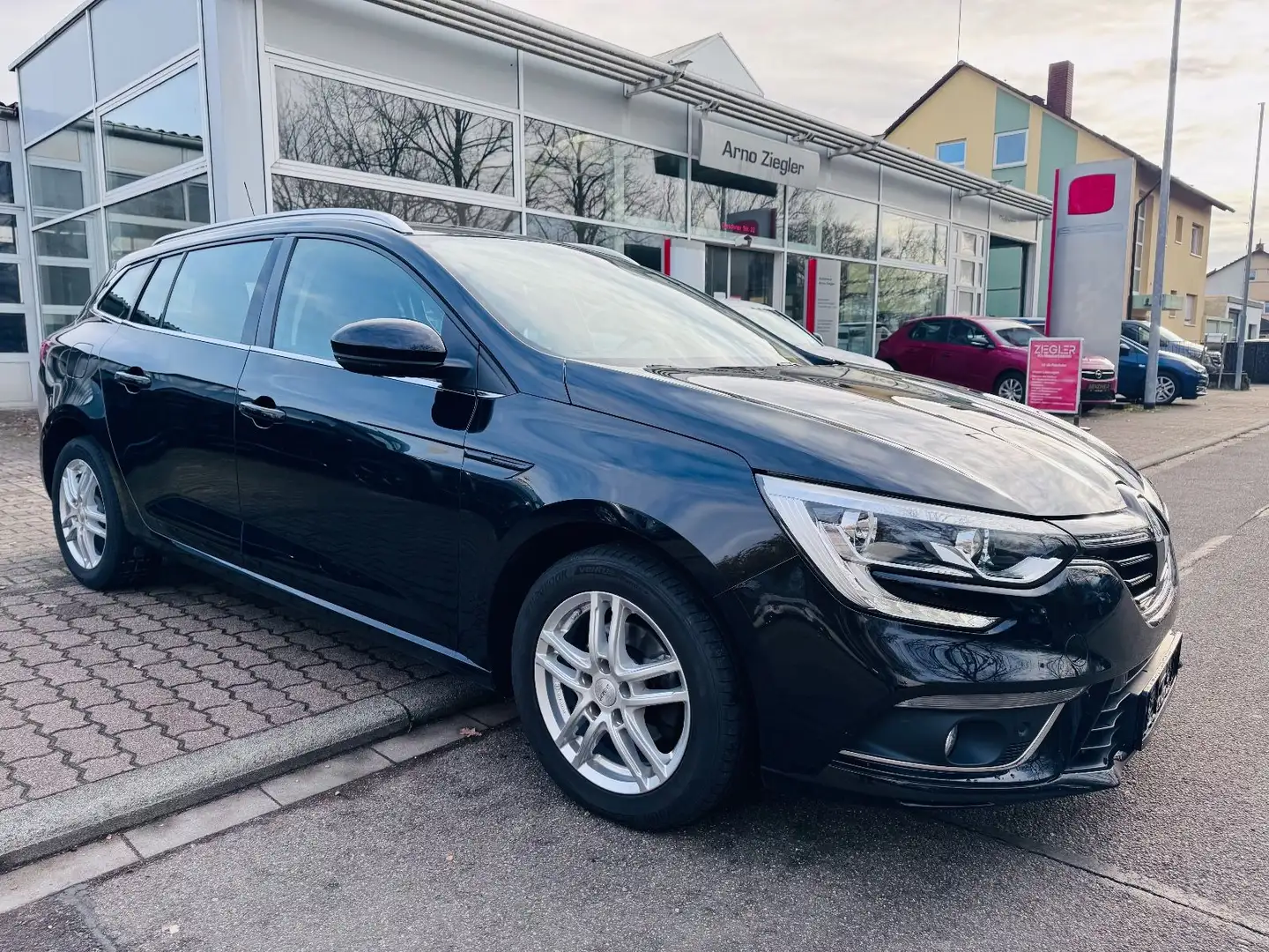 Renault Megane IV Grandtour Business Edition Schwarz - 1