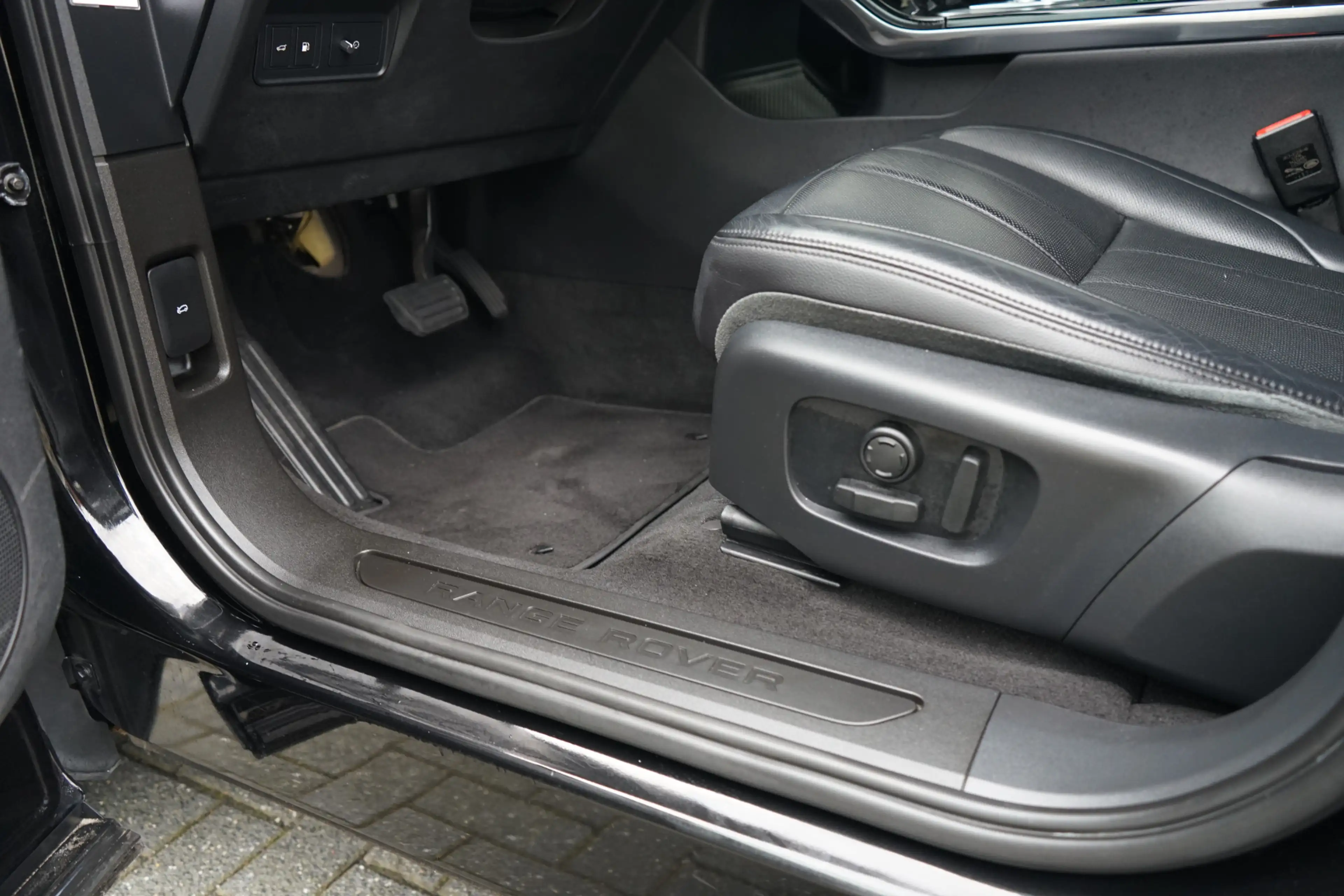 Land Rover Range Rover Evoque P300e AWD SE | Voorstoelen verwarmd | — photo 16