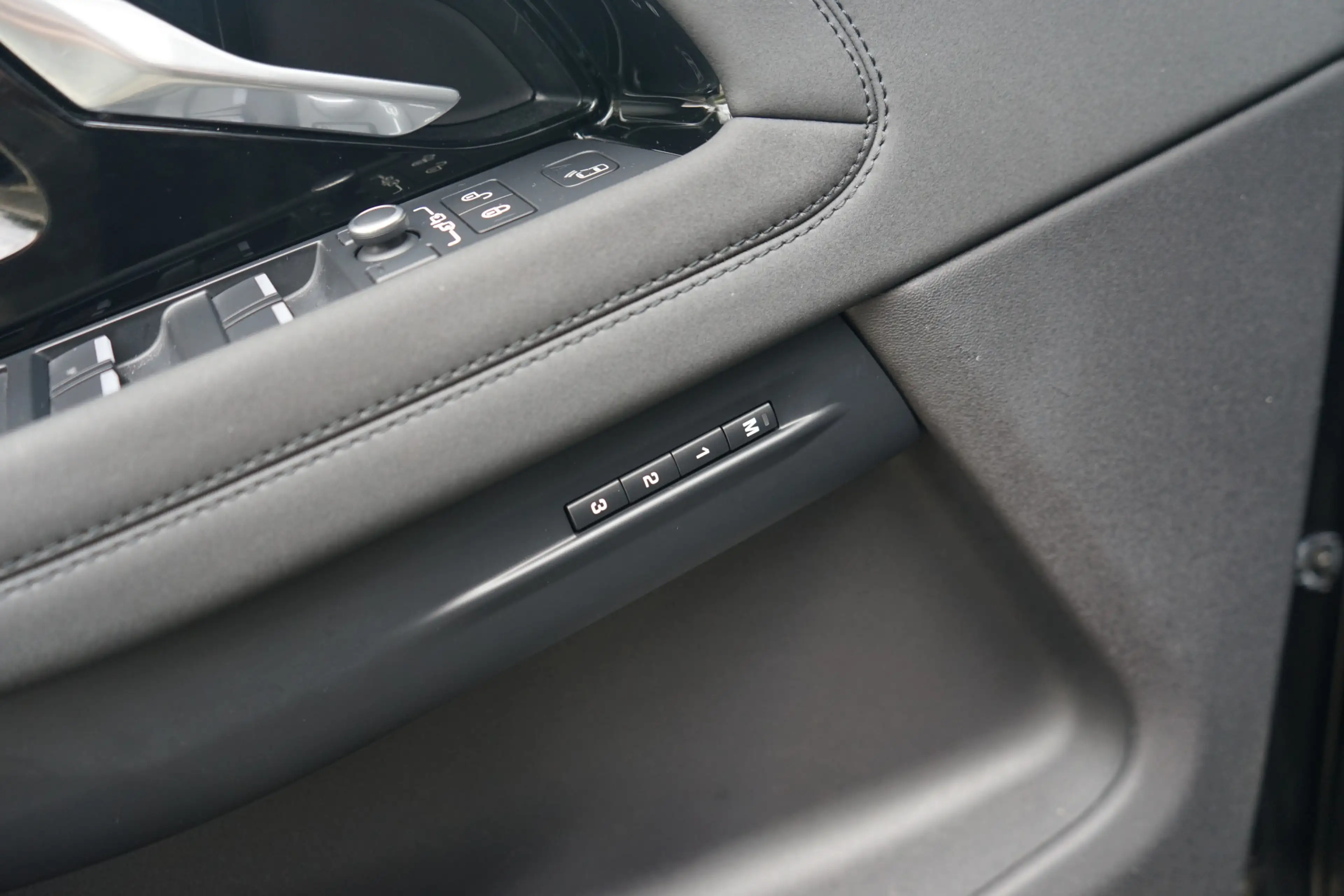 Land Rover Range Rover Evoque P300e AWD SE | Voorstoelen verwarmd | — photo 15