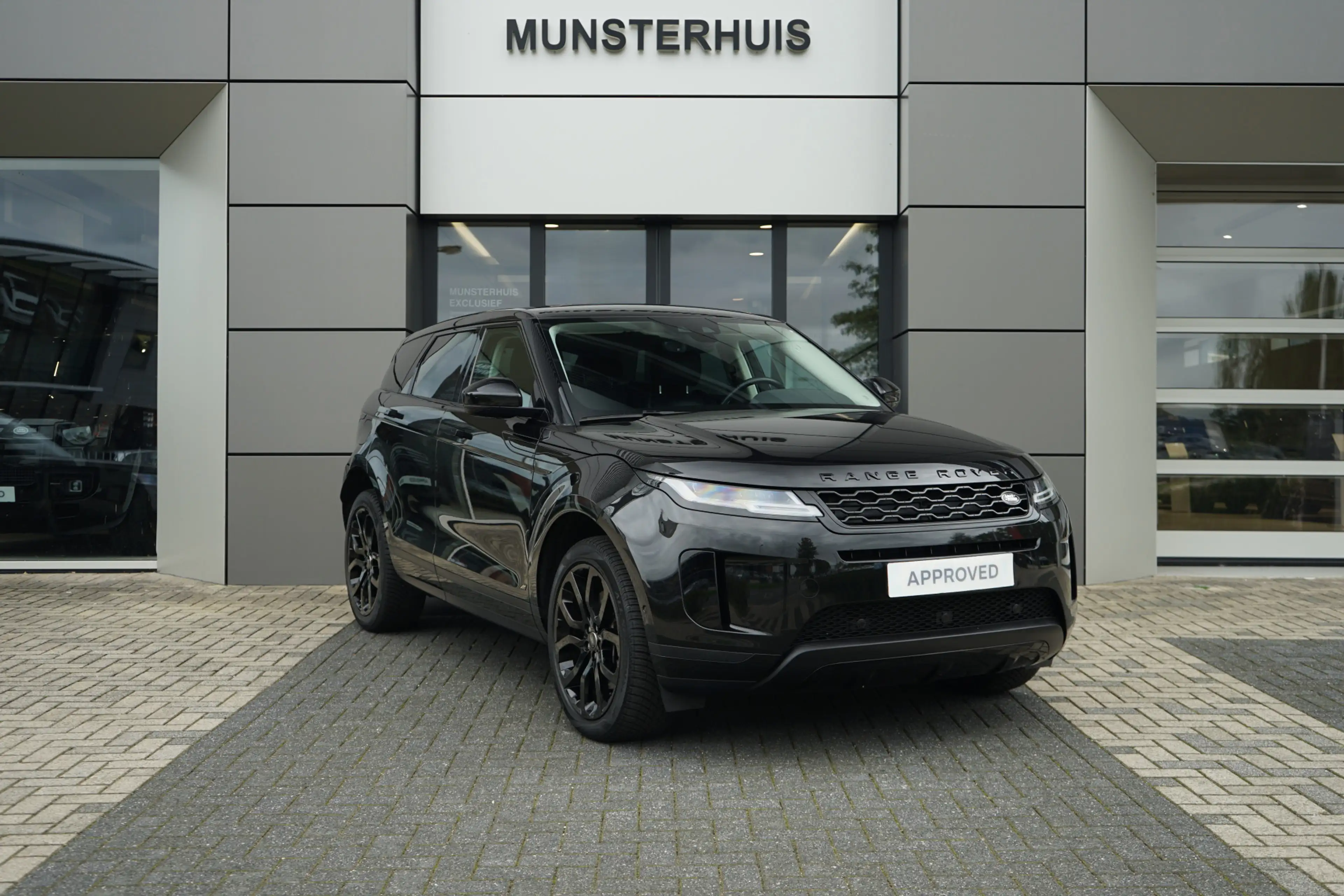 Land Rover Range Rover Evoque P300e AWD SE | Voorstoelen verwarmd | — photo 10