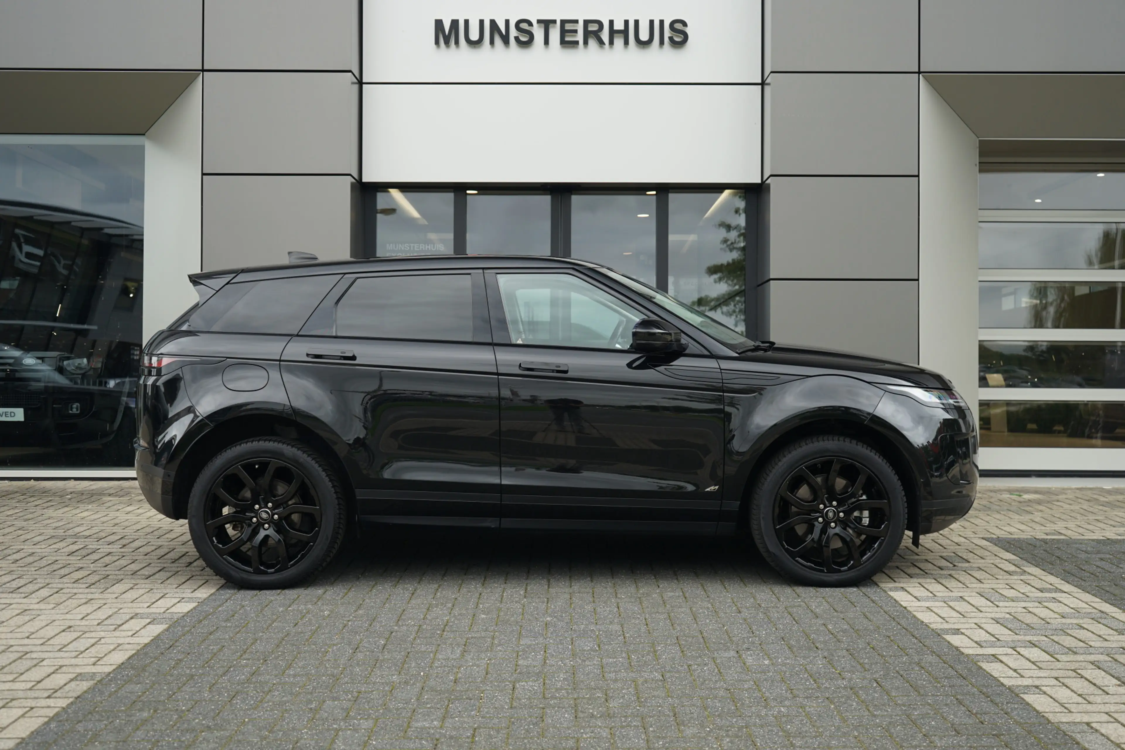Land Rover Range Rover Evoque P300e AWD SE | Voorstoelen verwarmd | — photo 13