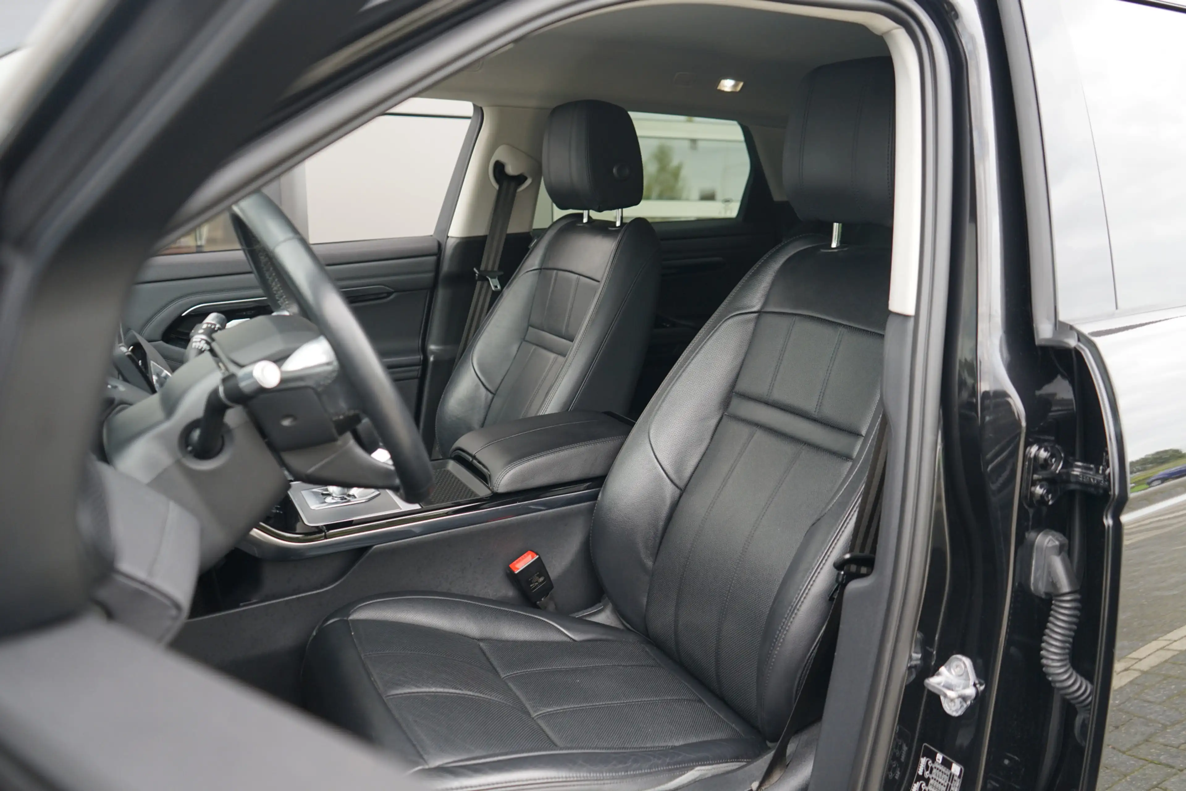 Land Rover Range Rover Evoque P300e AWD SE | Voorstoelen verwarmd | — photo 24