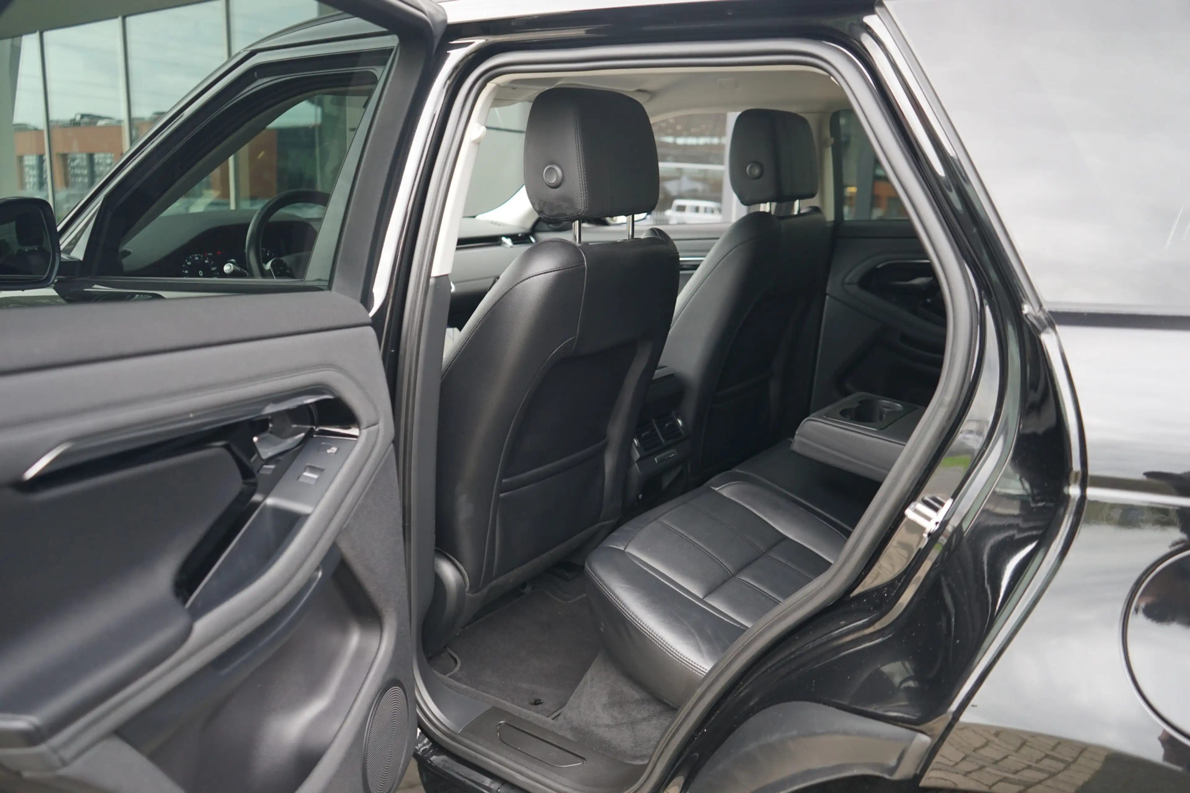 Land Rover Range Rover Evoque P300e AWD SE | Voorstoelen verwarmd | — photo 5
