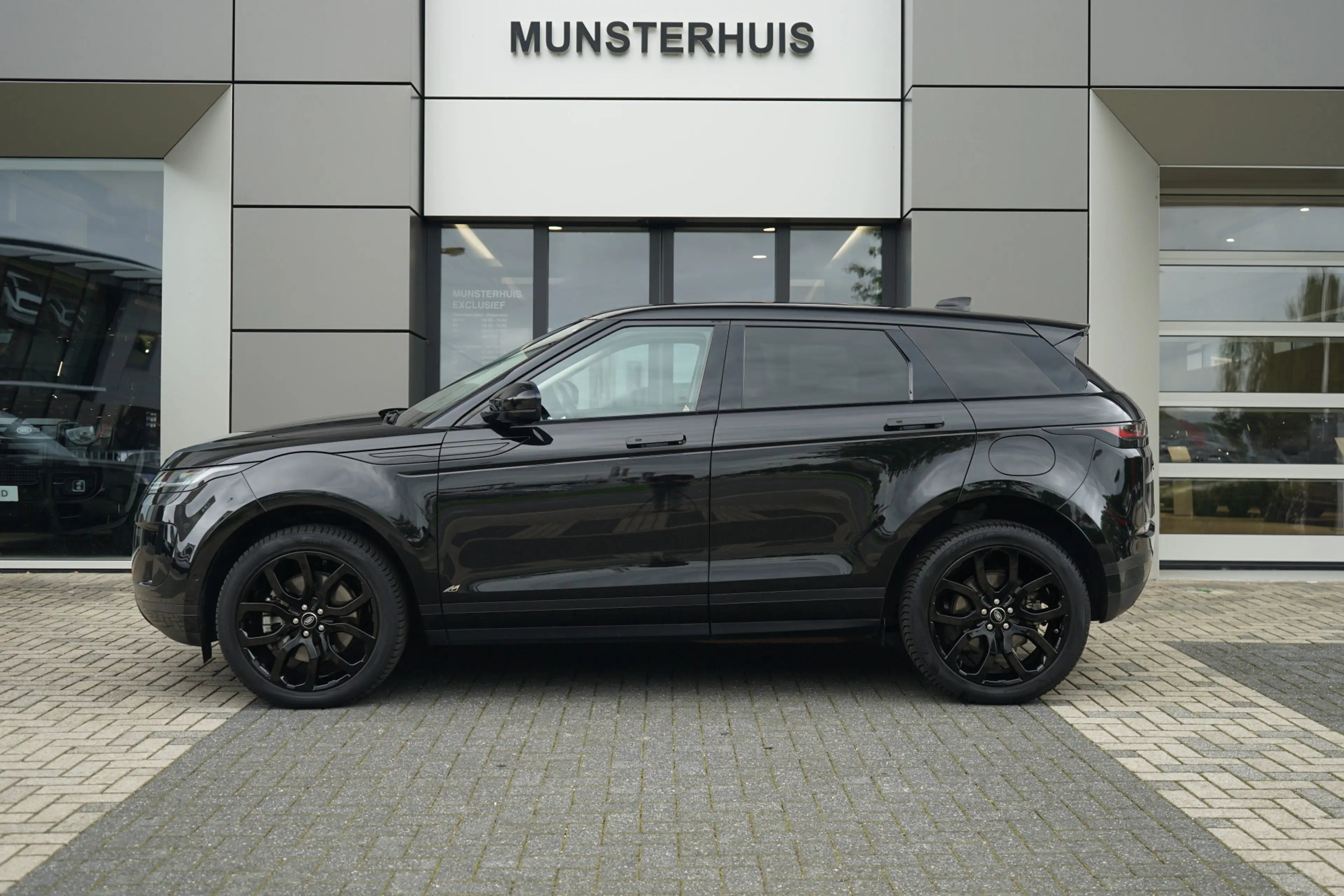 Land Rover Range Rover Evoque P300e AWD SE | Voorstoelen verwarmd | — photo 6