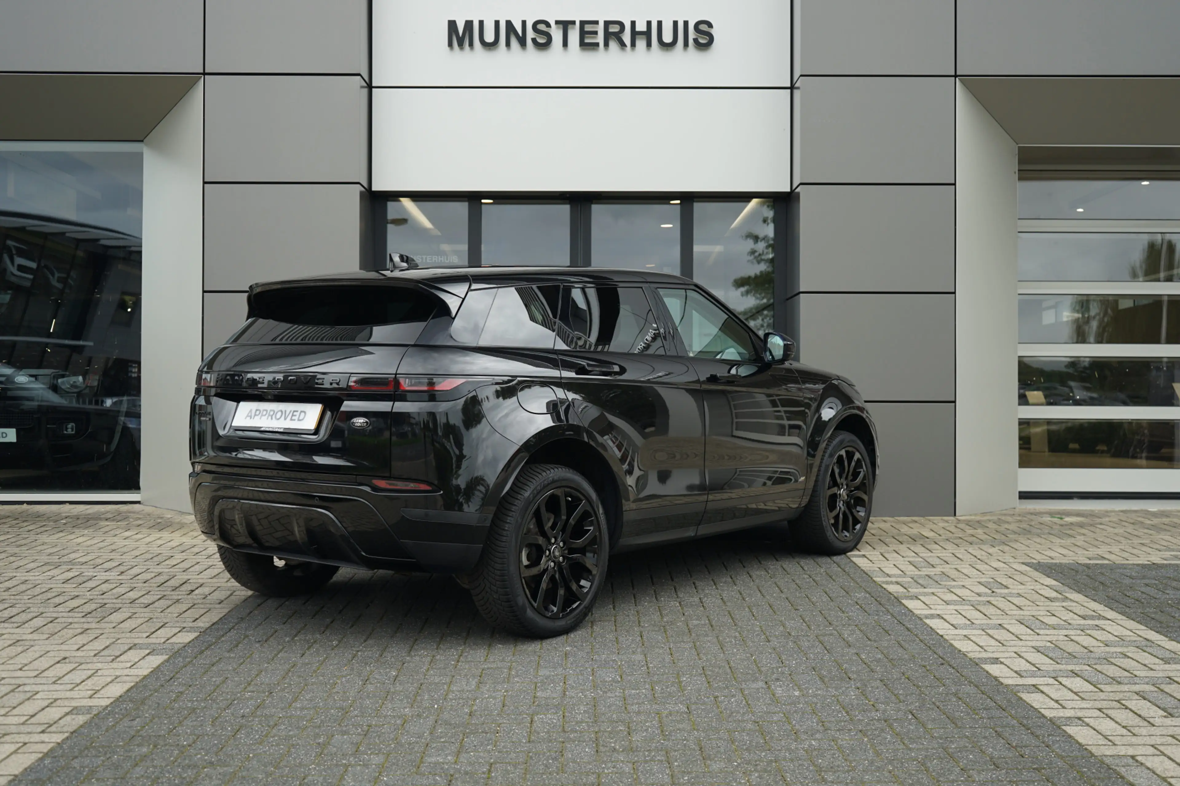 Land Rover Range Rover Evoque P300e AWD SE | Voorstoelen verwarmd | — photo 2