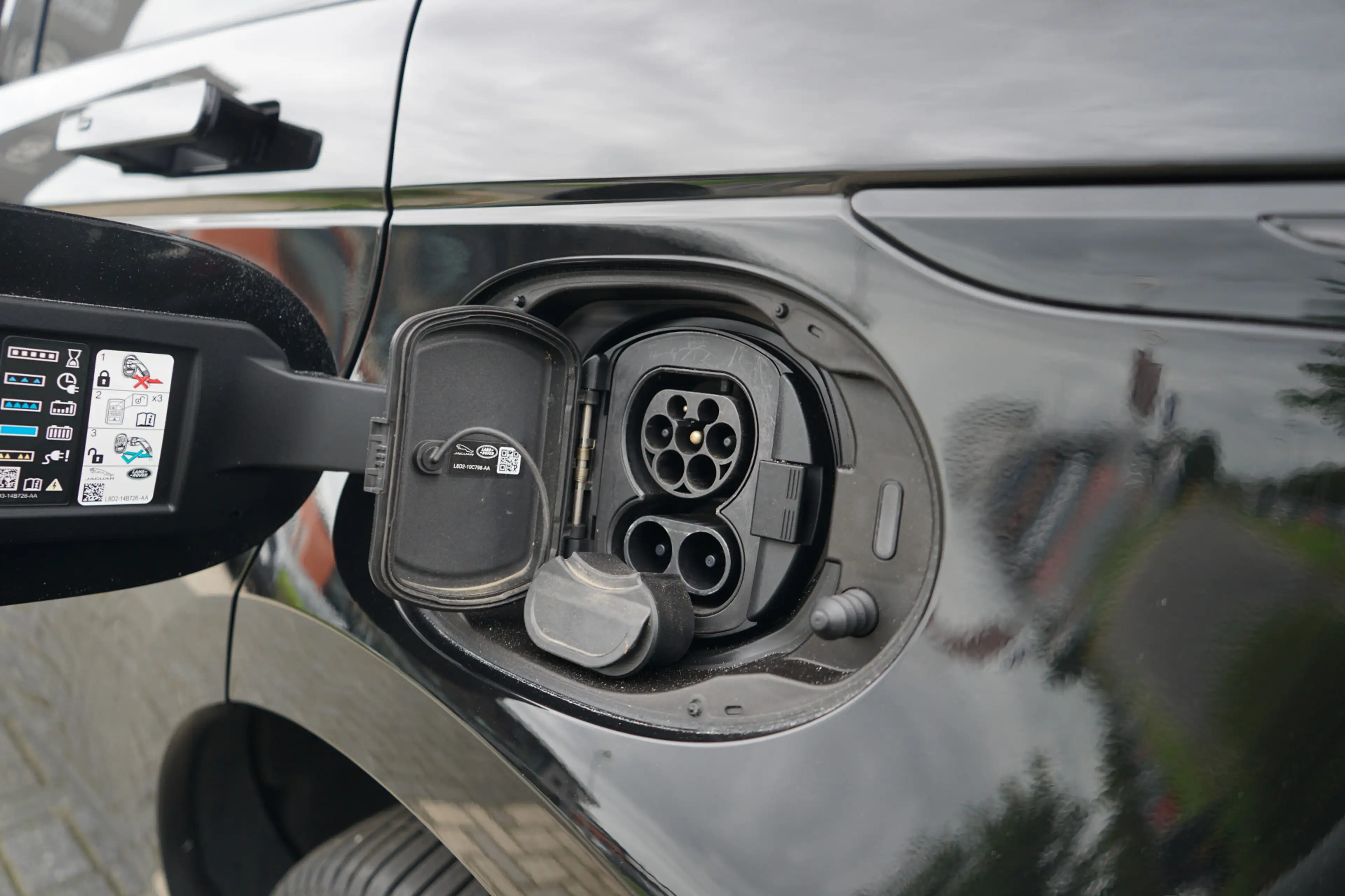 Land Rover Range Rover Evoque P300e AWD SE | Voorstoelen verwarmd | — photo 25