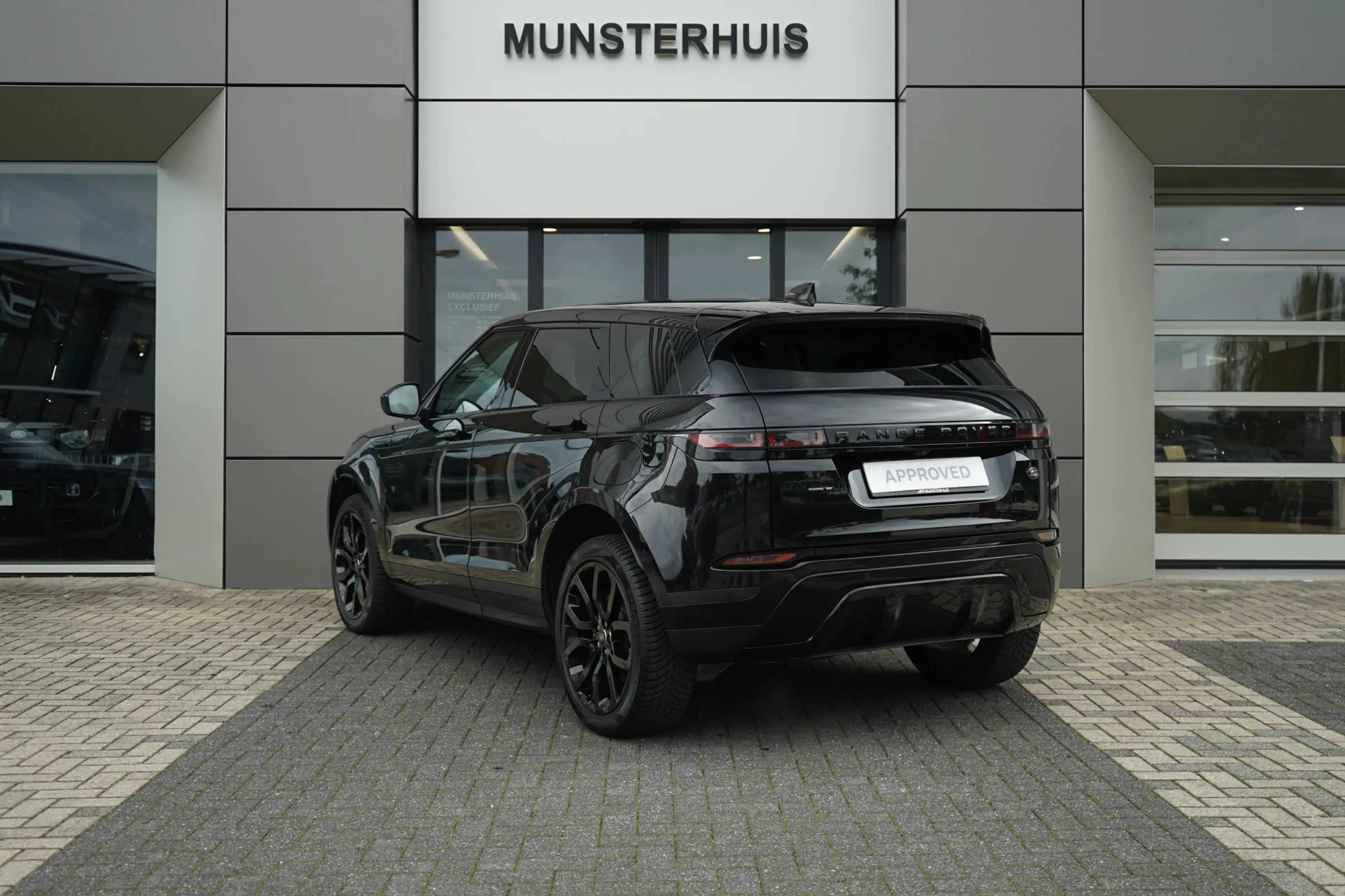 Land Rover Range Rover Evoque P300e AWD SE | Voorstoelen verwarmd | — photo 11