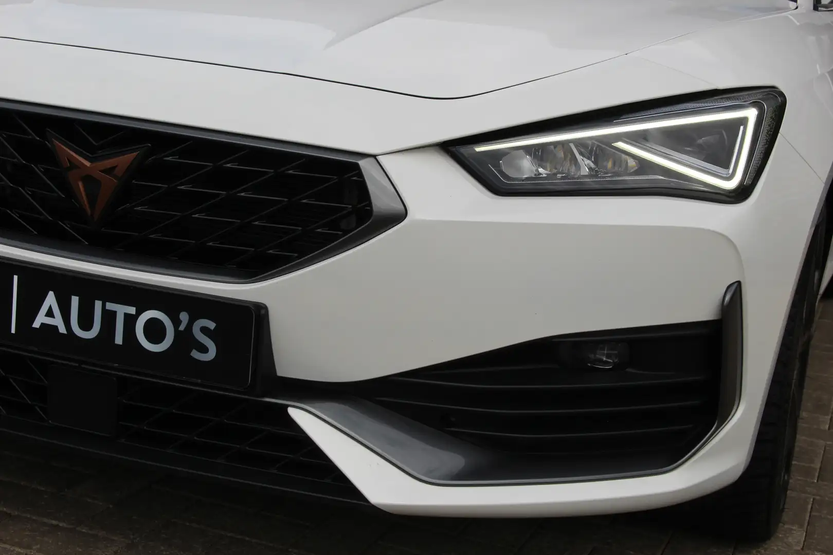 CUPRA Leon 2.0 TSI VZ 300Pk | 1e Eigenaar | Keyless-Go | Sfee Wit - 2