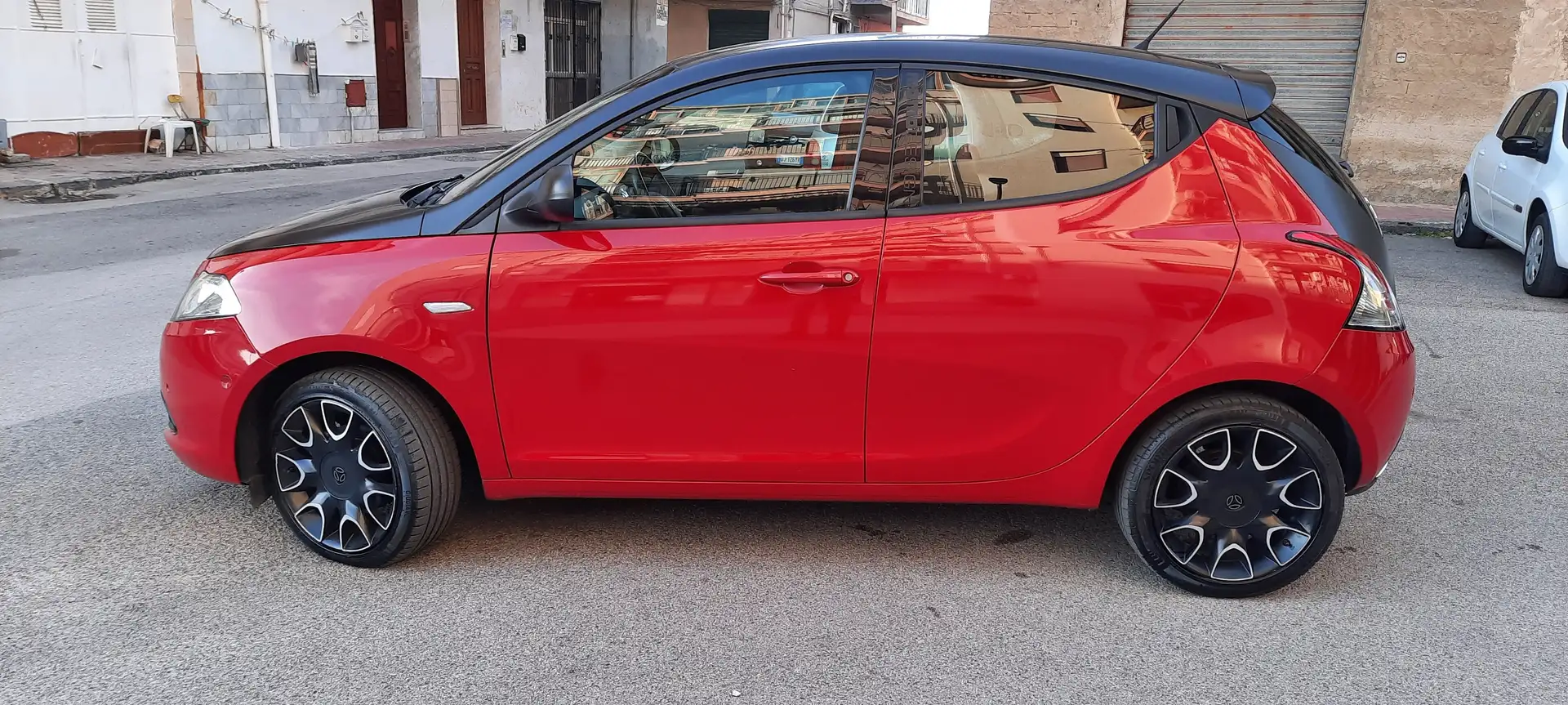 Lancia Ypsilon 1.2 8v S MomoDesign 69cv Rojo - 1