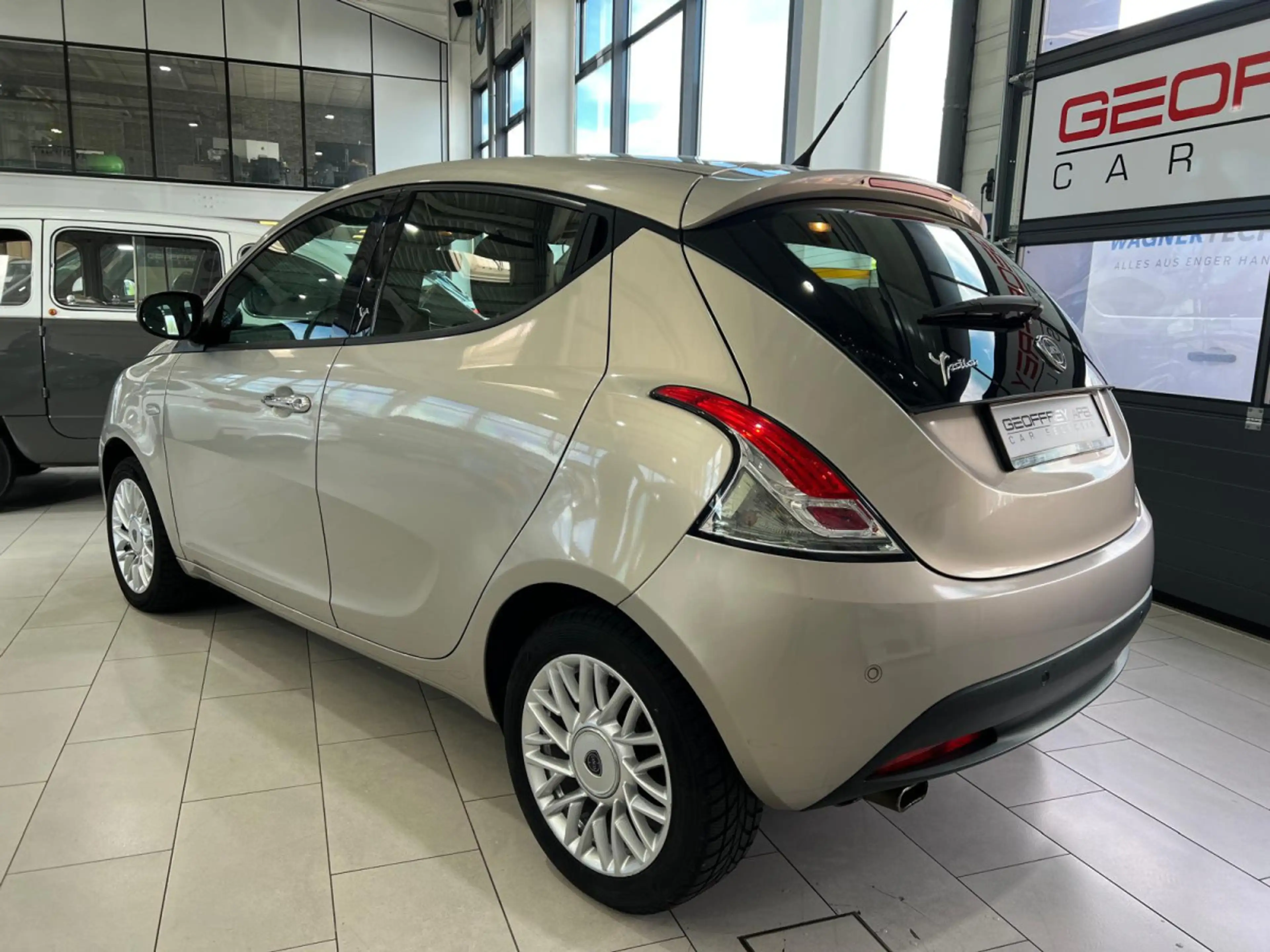 Lancia Ypsilon 1.2 1HAND, BLUETOOTH — photo 2