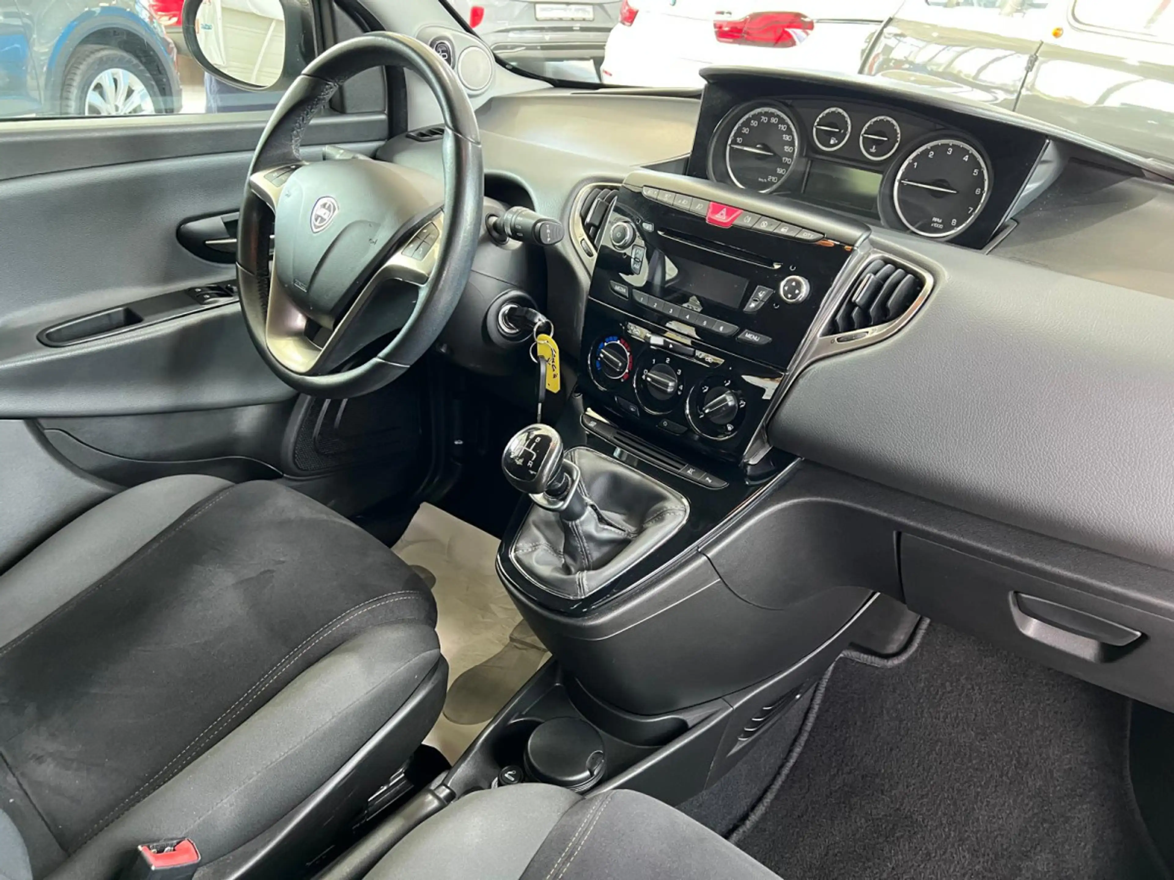 Lancia Ypsilon 1.2 1HAND, BLUETOOTH — photo 6