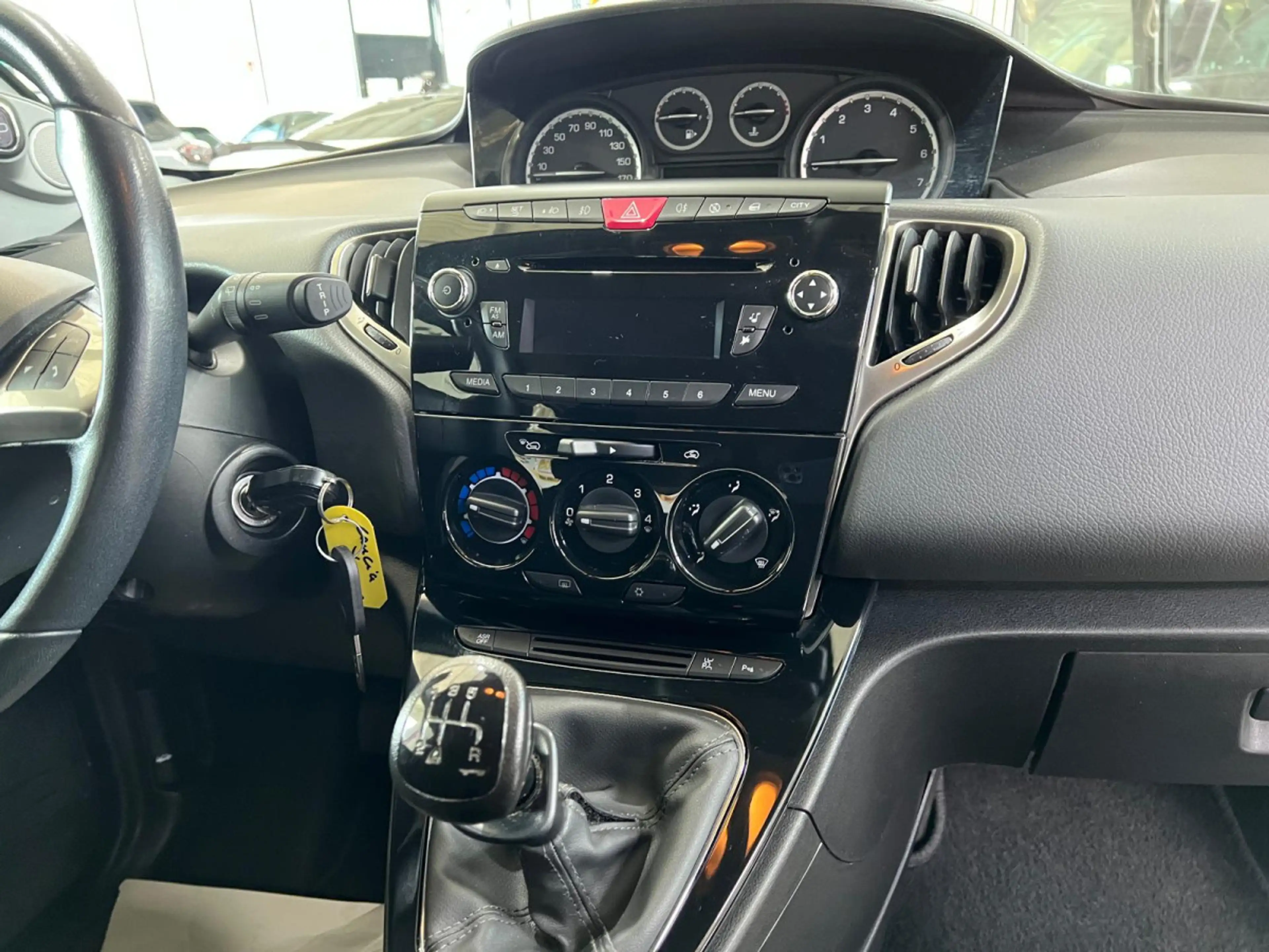Lancia Ypsilon 1.2 1HAND, BLUETOOTH — photo 5