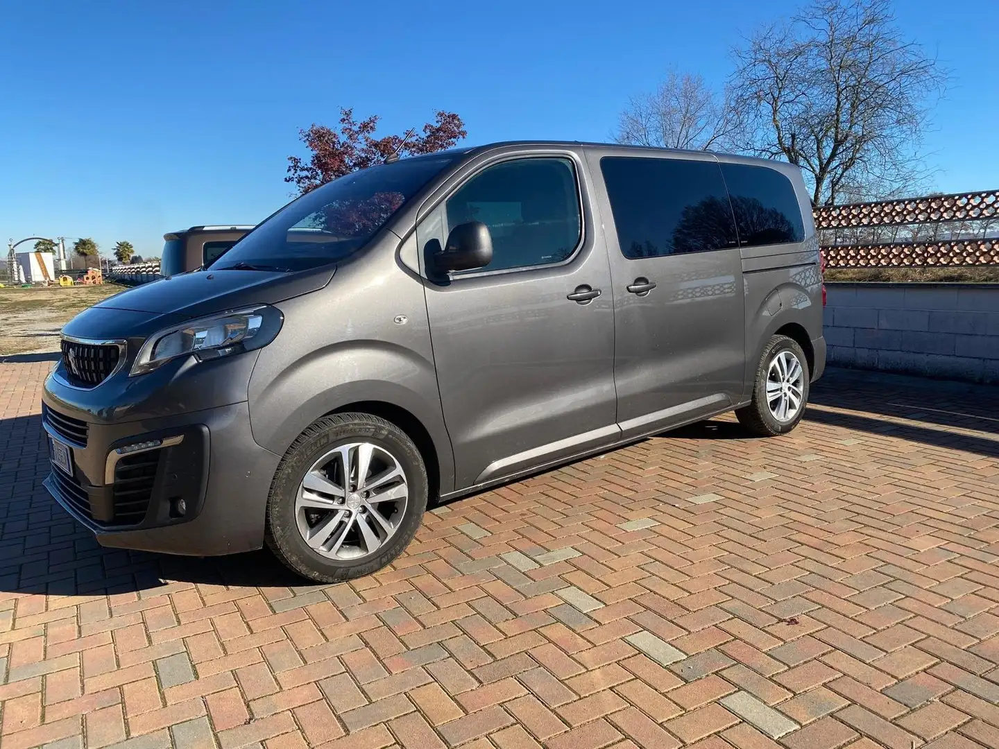 Peugeot Traveller Allure BlueHDI 180 CV EAT8 Unico Proprietario Grigio - 2