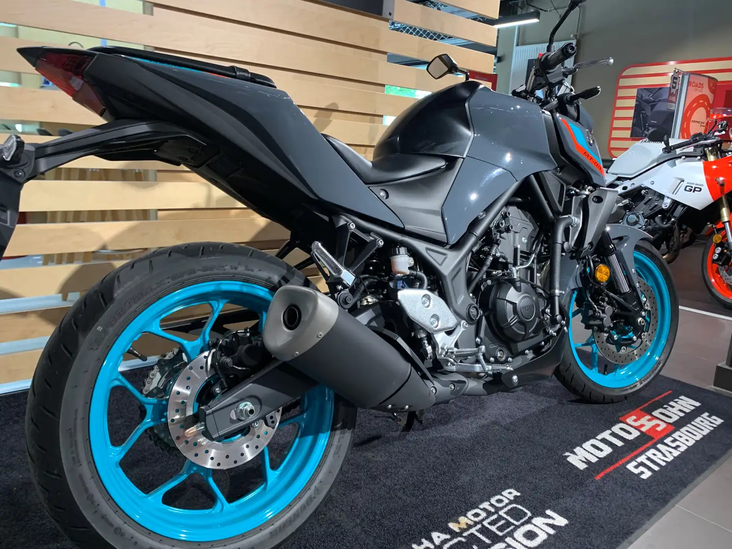 Yamaha MT-03 Gris - 2