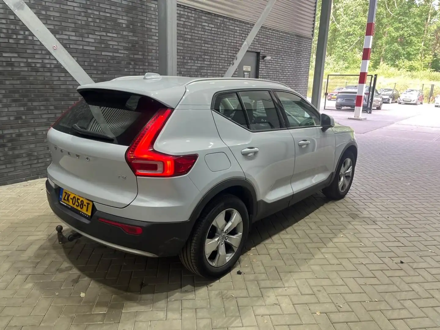 Volvo XC40 T3 Momentum Pro | Automaat | Trekhaak | Vol-Leder Grijs - 2