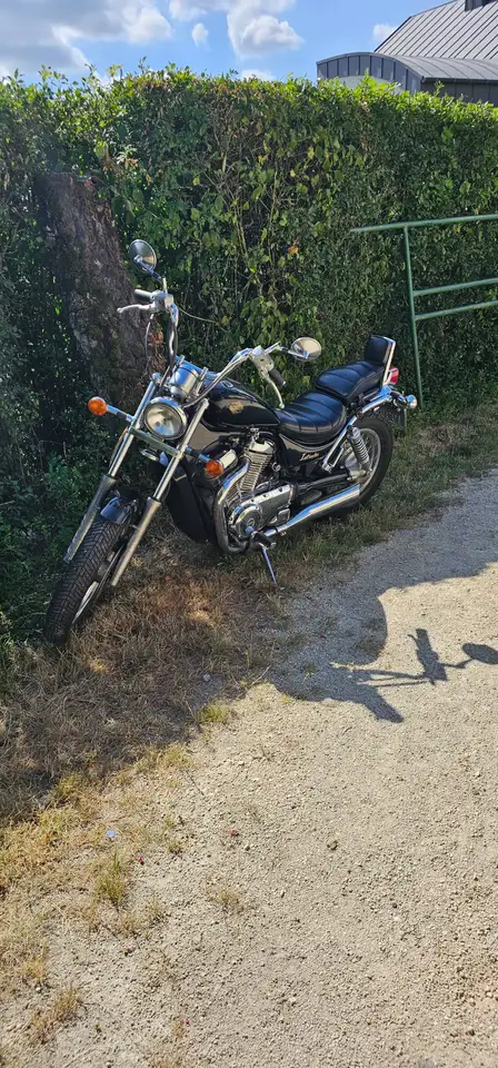 Suzuki Intruder C