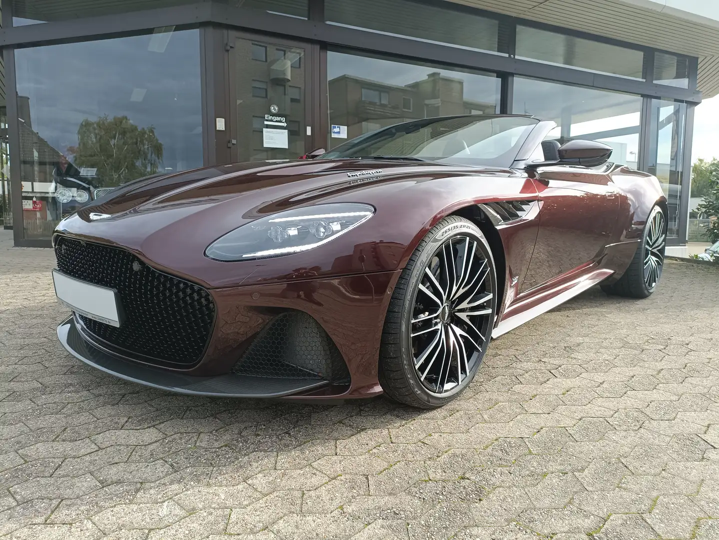 Aston Martin DBS Superleggera Volante Divine Red Rot - 1