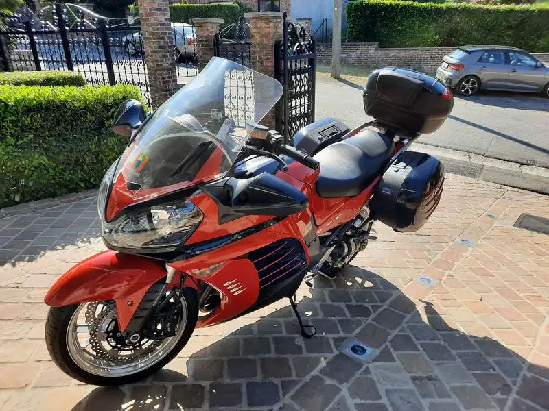 Kawasaki GTR 1400 - foto 4