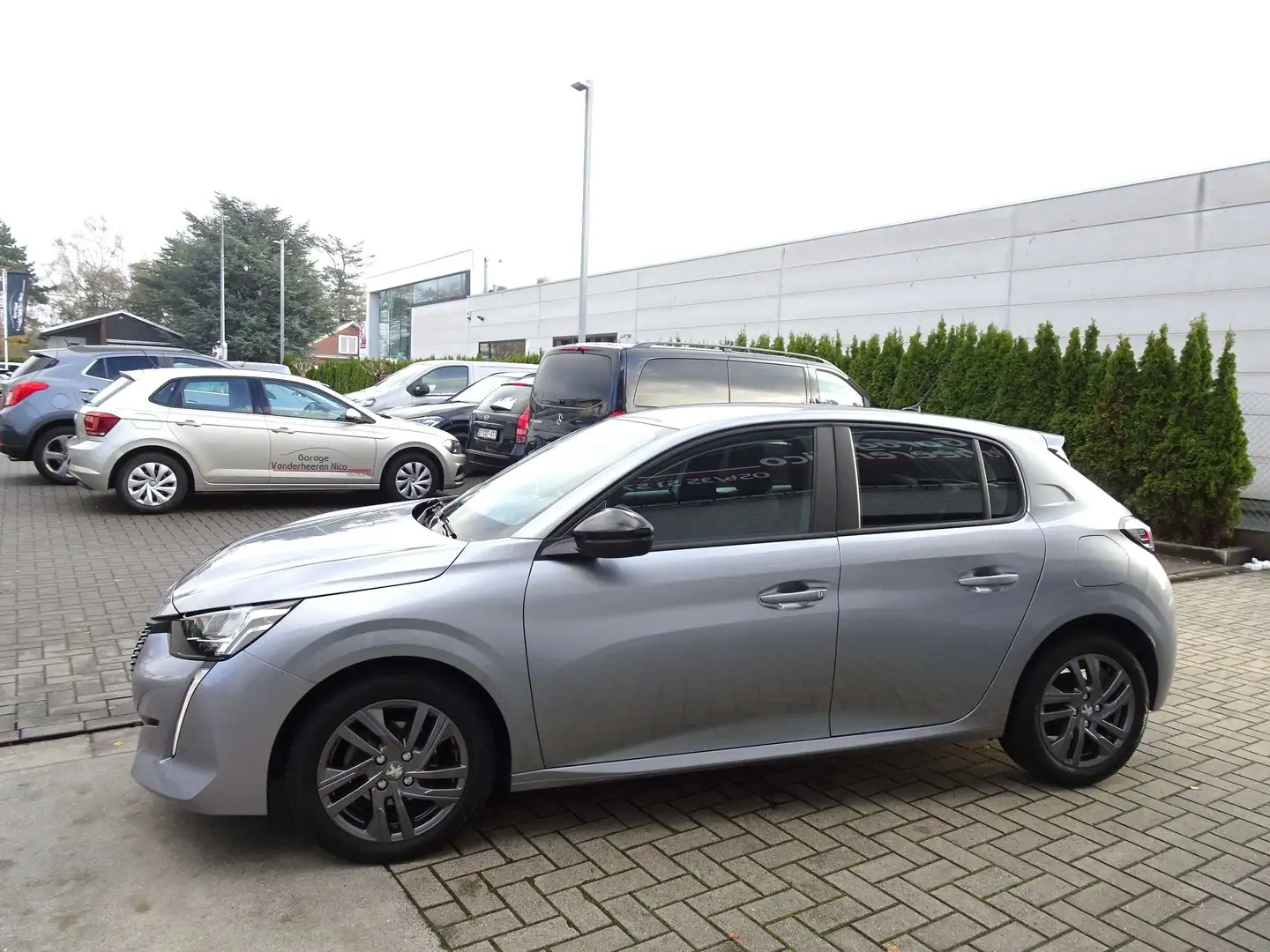 Peugeot 208 1.2i 5d. Active Pack CARPLAY, Gris - 2