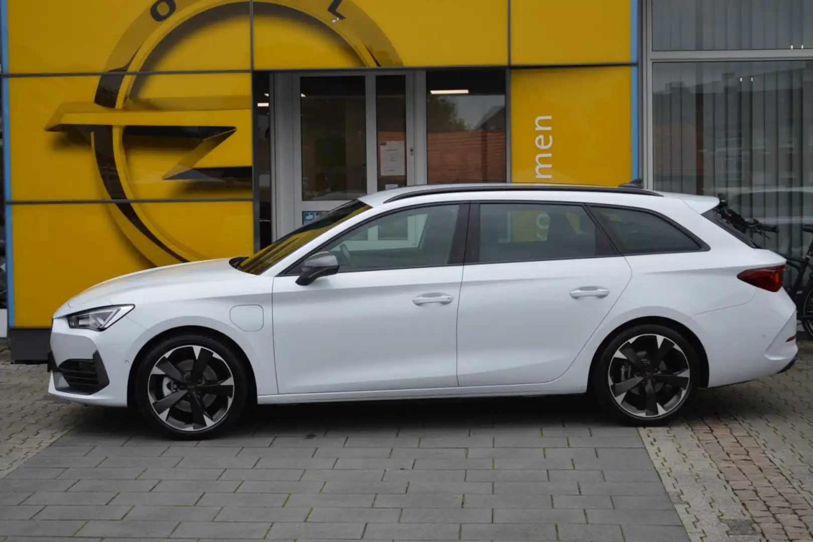 CUPRA Leon Sportstourer 1.4 e-Hybrid/DSG/Navi/Kamera/ACC Wit - 2