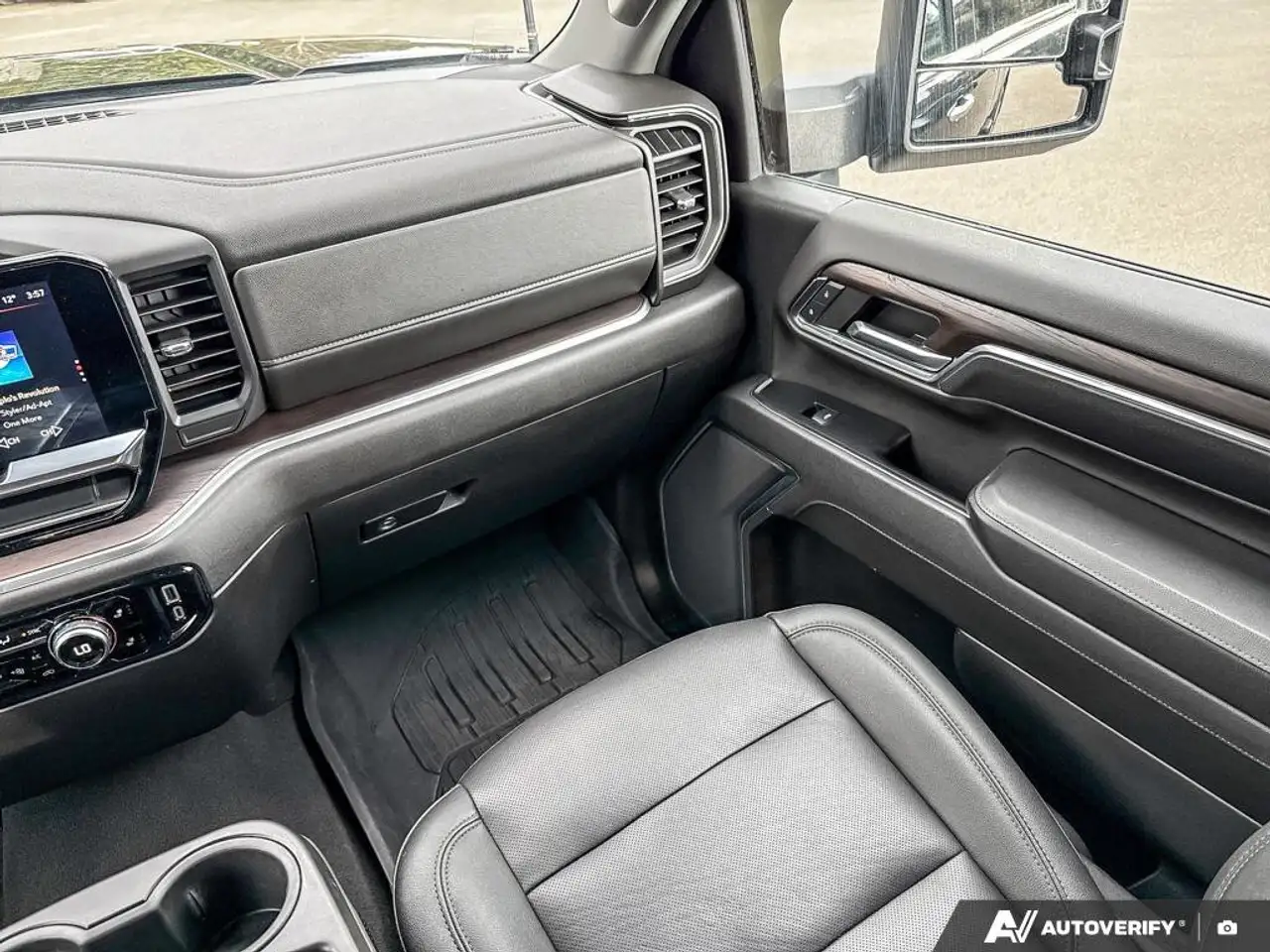GMC Sierra 3500HD снимка GMC Sierra 3500HD