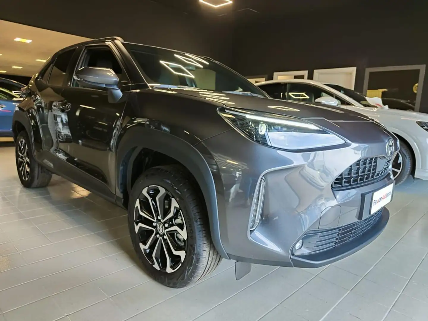 Toyota Yaris Cross 1.5 Hybrid 130 CV E-CVT AWD-i Trend Grigio - 1