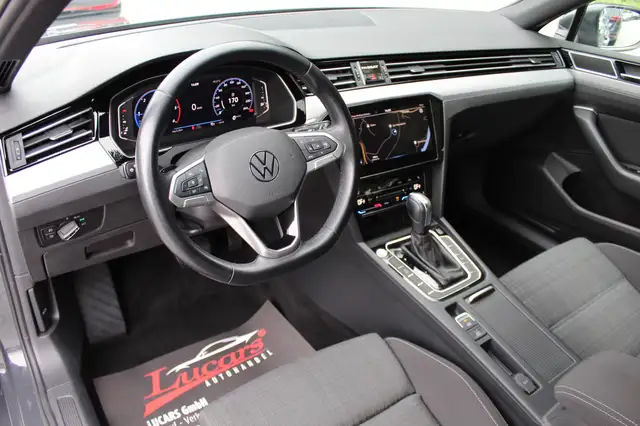 Volkswagen Passat view 8