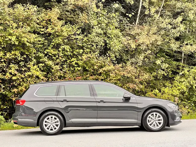 Volkswagen Passat view 3