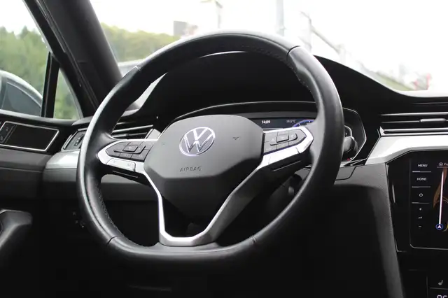 Volkswagen Passat view 9